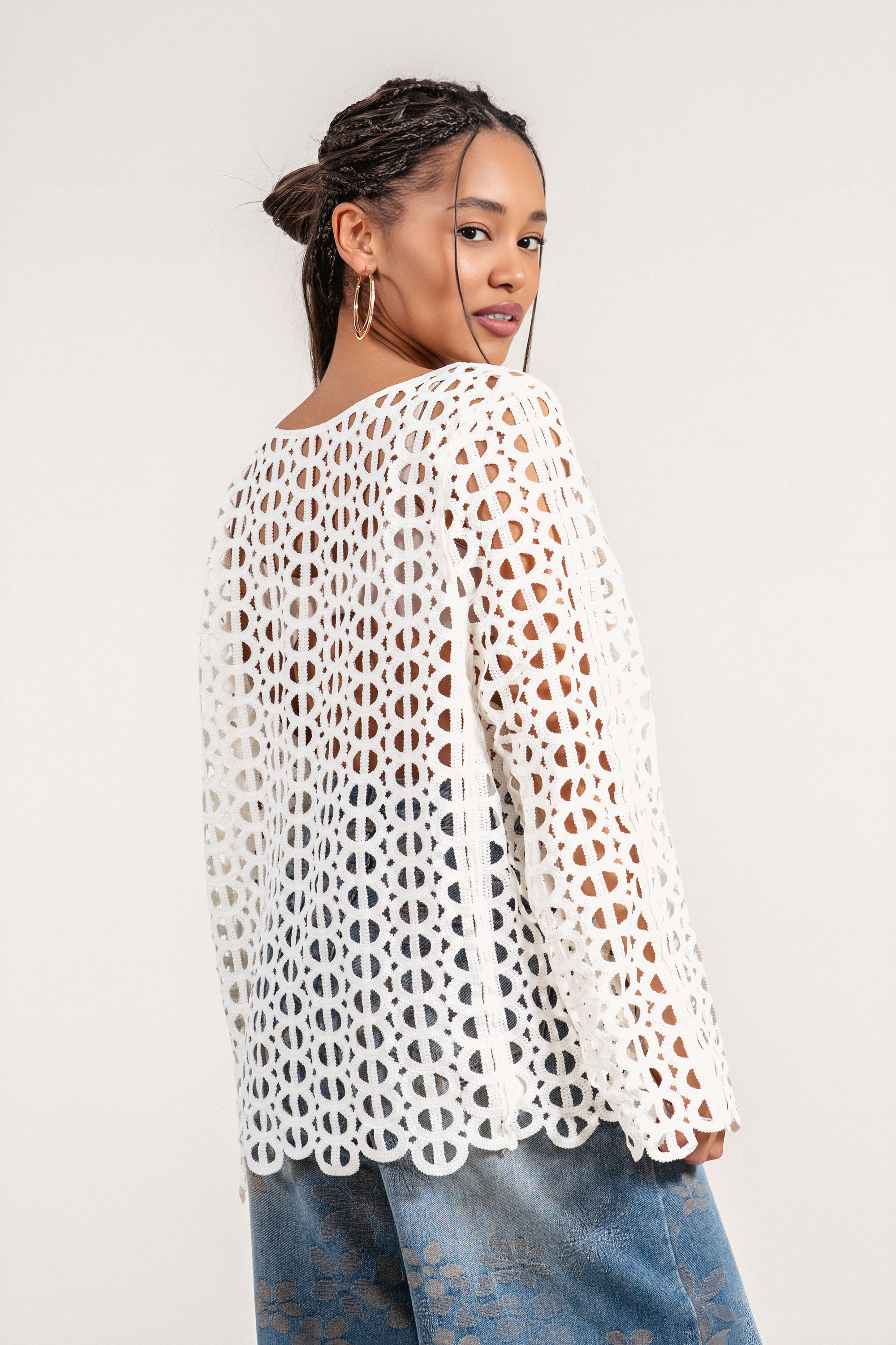 Дамска туника в бяло с ефектна рязана бродерия и свободна кройка