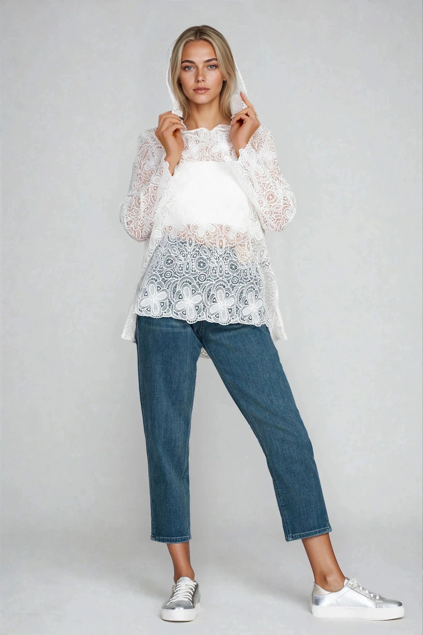 Дамска туника в бяло с качулка и декорирана рязана дантела