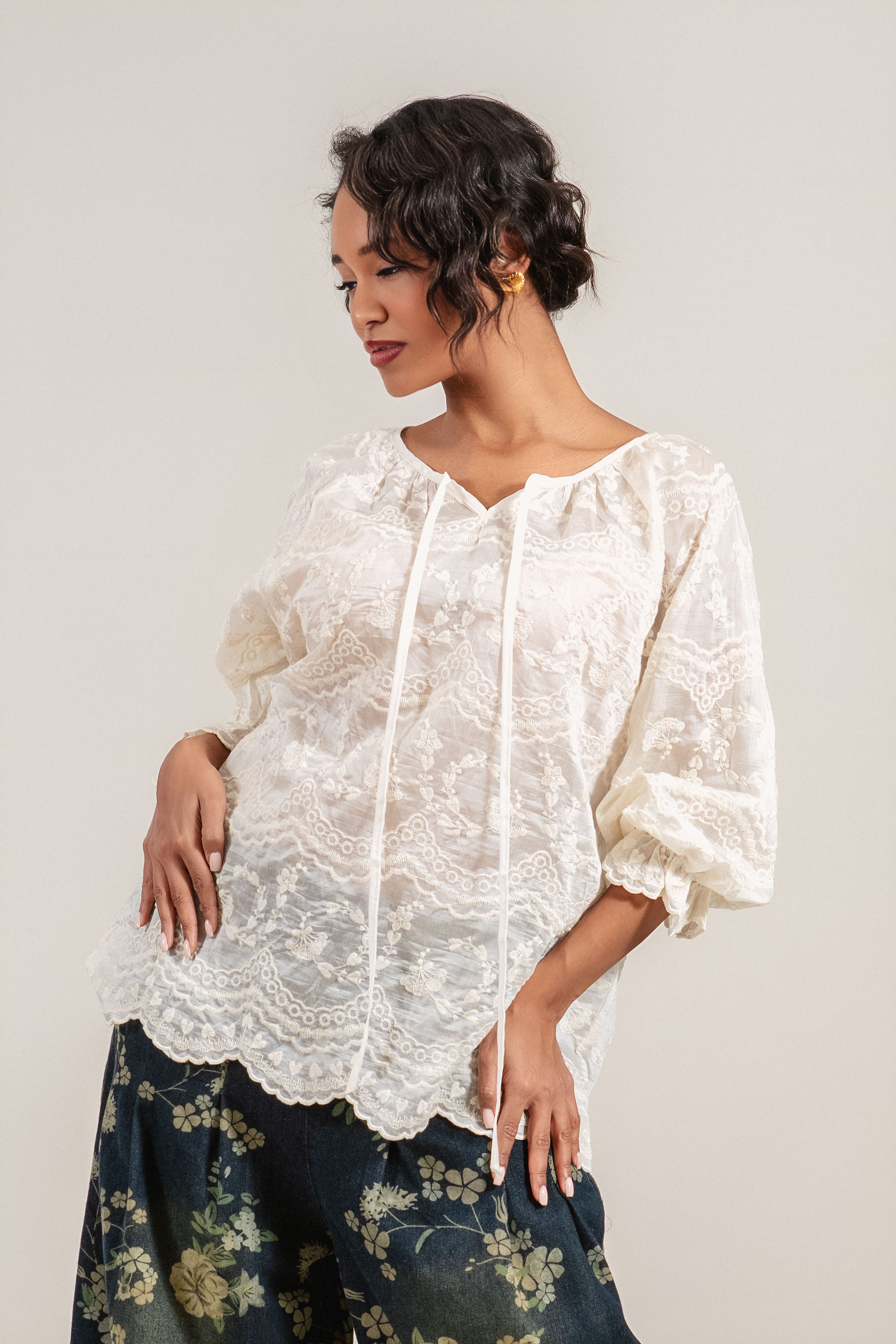 Дамска туника в цвят екрю с флорална бродерия и декоративни връзки