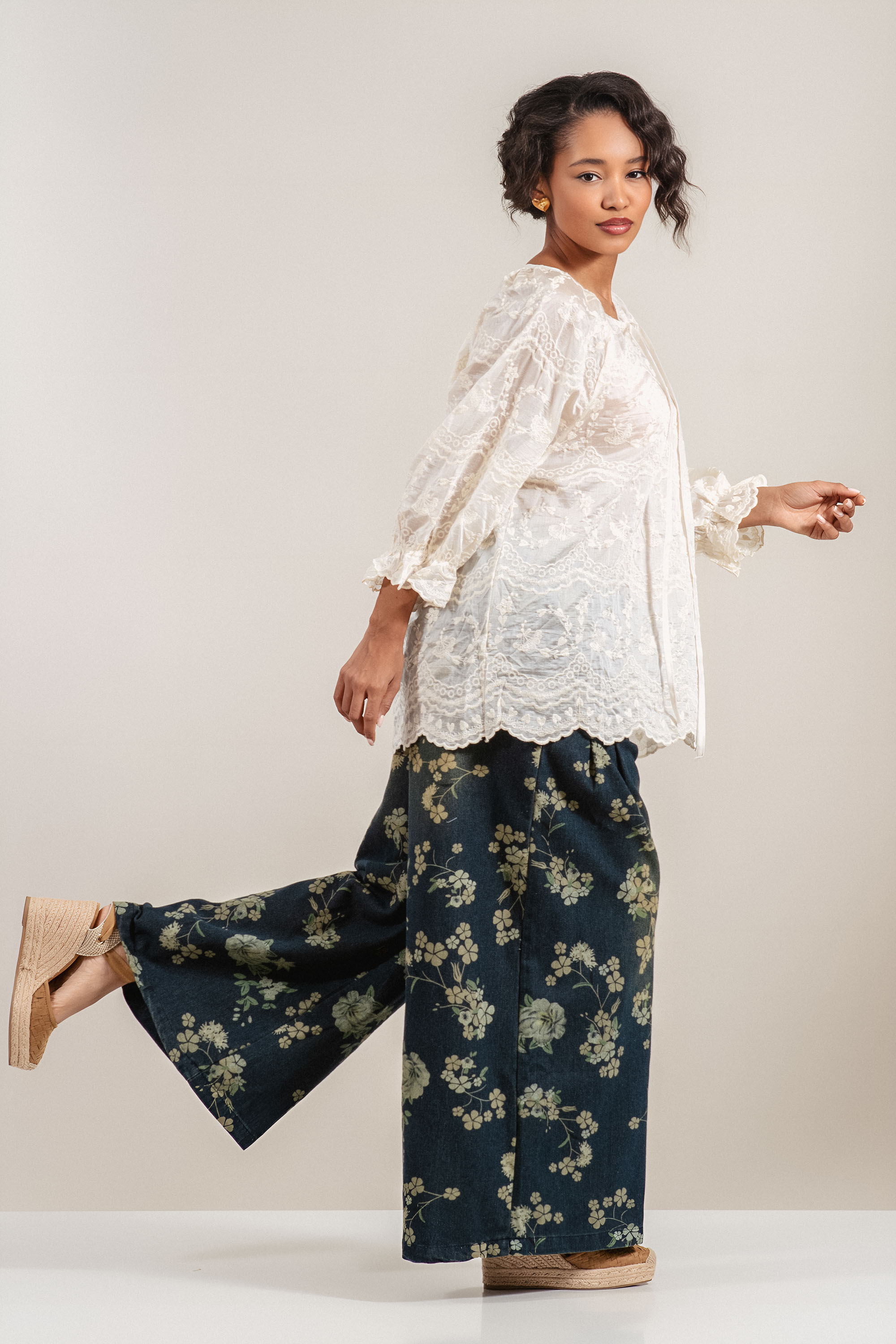 Дамска туника в цвят екрю с флорална бродерия и декоративни връзки