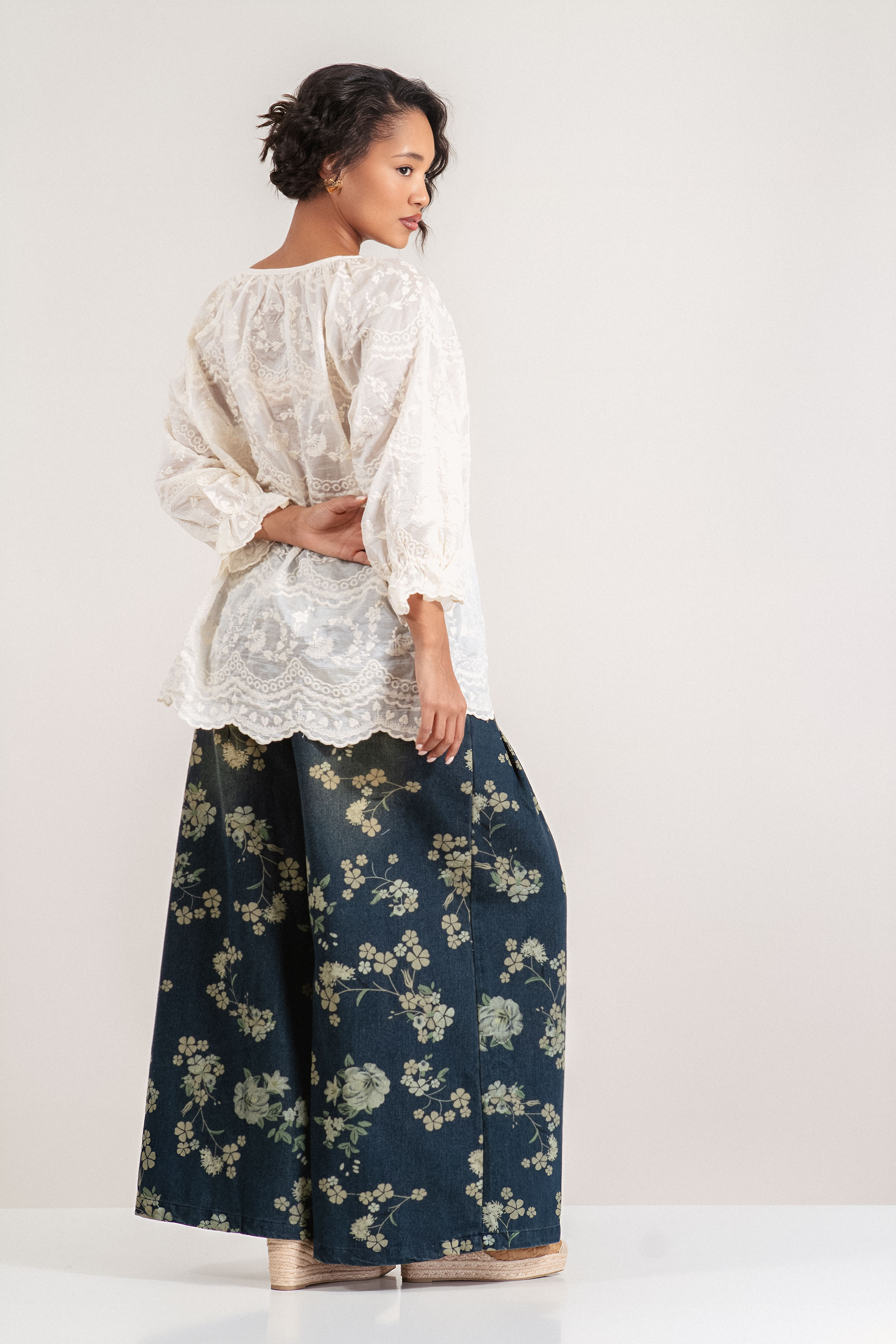 Дамска туника в цвят екрю с флорална бродерия и декоративни връзки