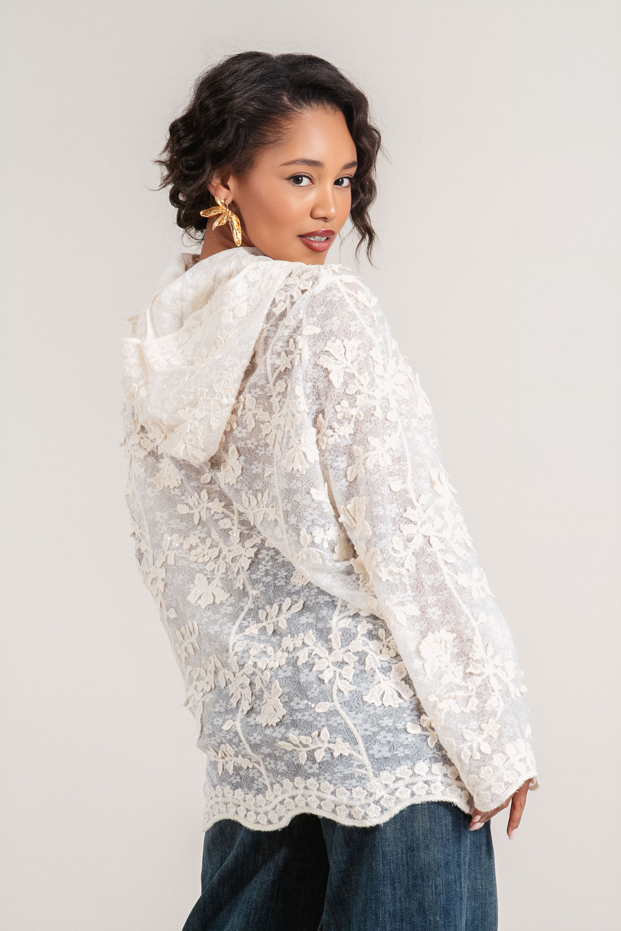 Дамска туника в цвят екрю с качулка и бродирани цветя и орнаменти