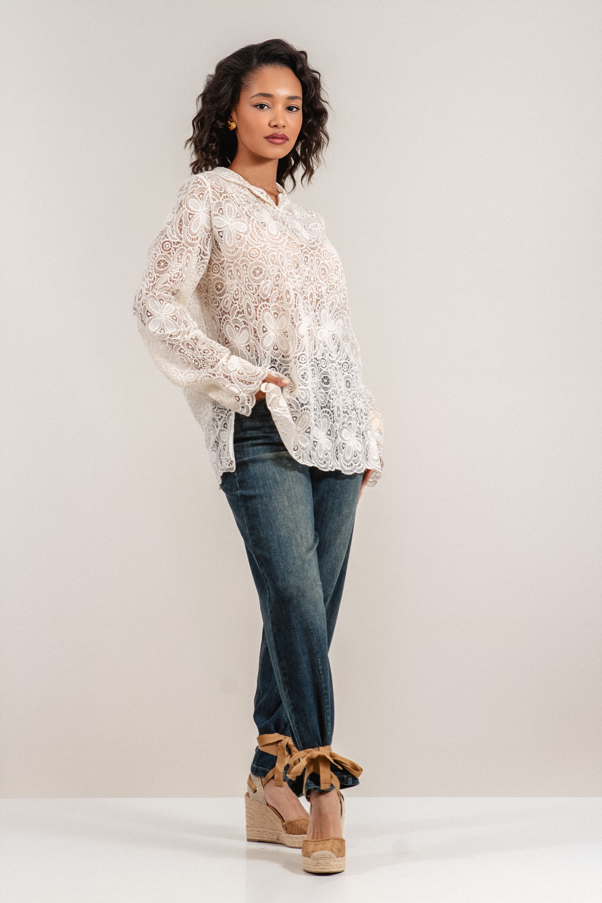 Дамска туника в цвят екрю с качулка и рязана дантела