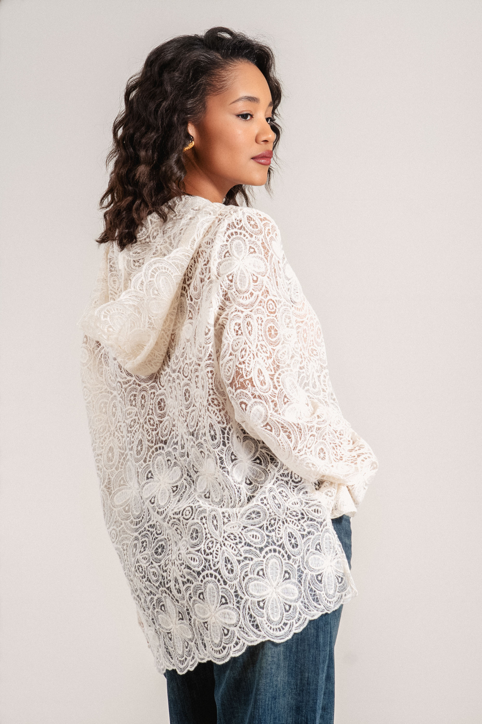 Дамска туника в цвят екрю с качулка и рязана дантела