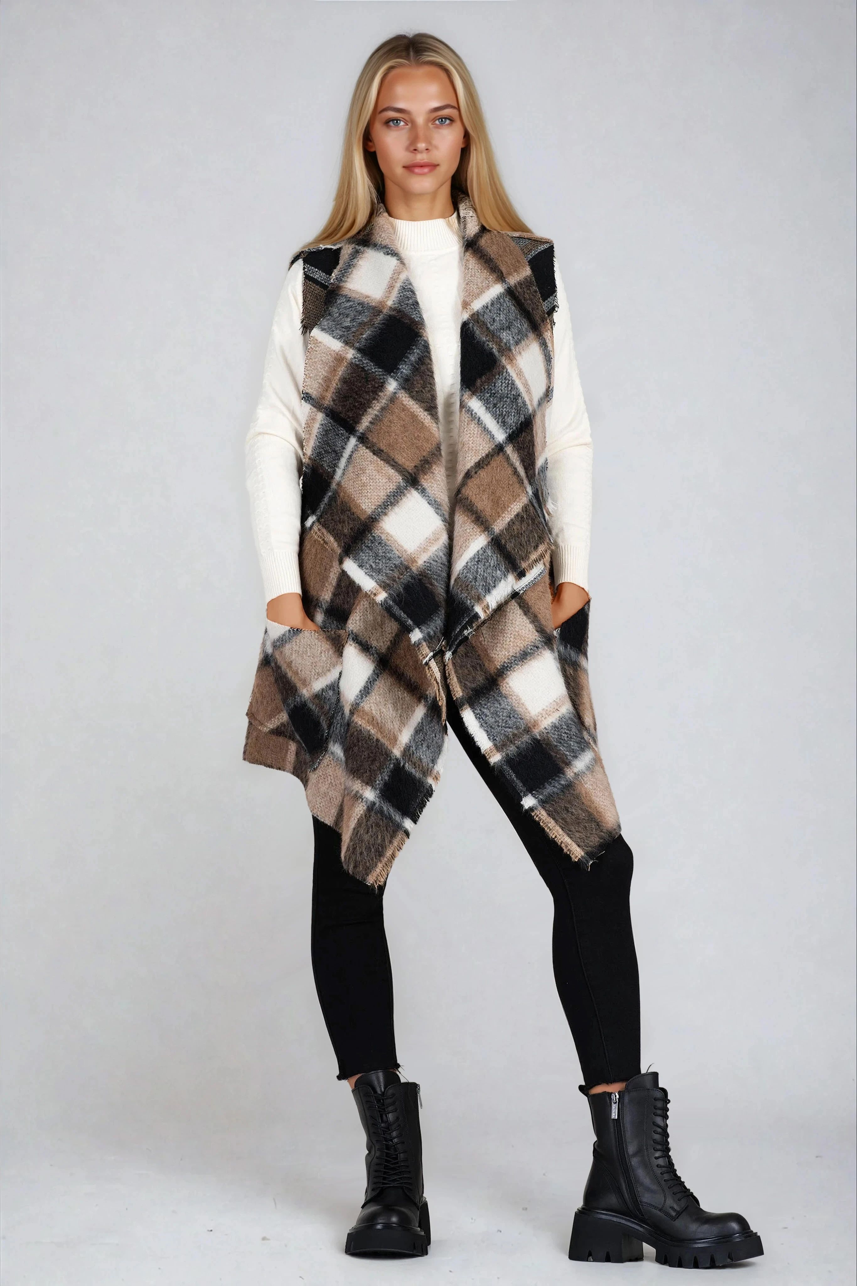 Дамски асиметричен елек в бежово без закопчаване с кариран принт