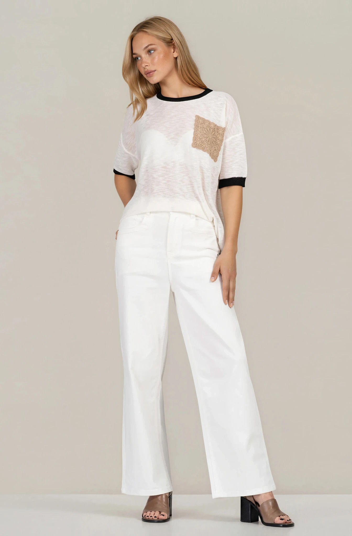 Дамски бели дънки от еластичен тънък деним с разкроен крачол