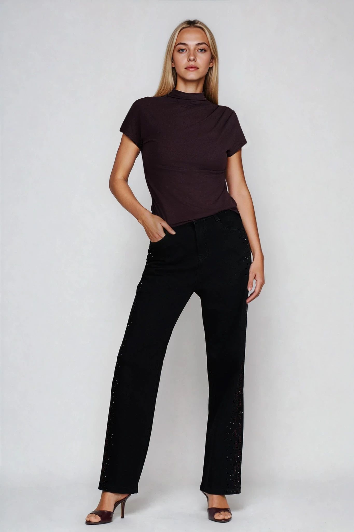 Дамски черни дънки с бродирани странични кантове и ситни камъни