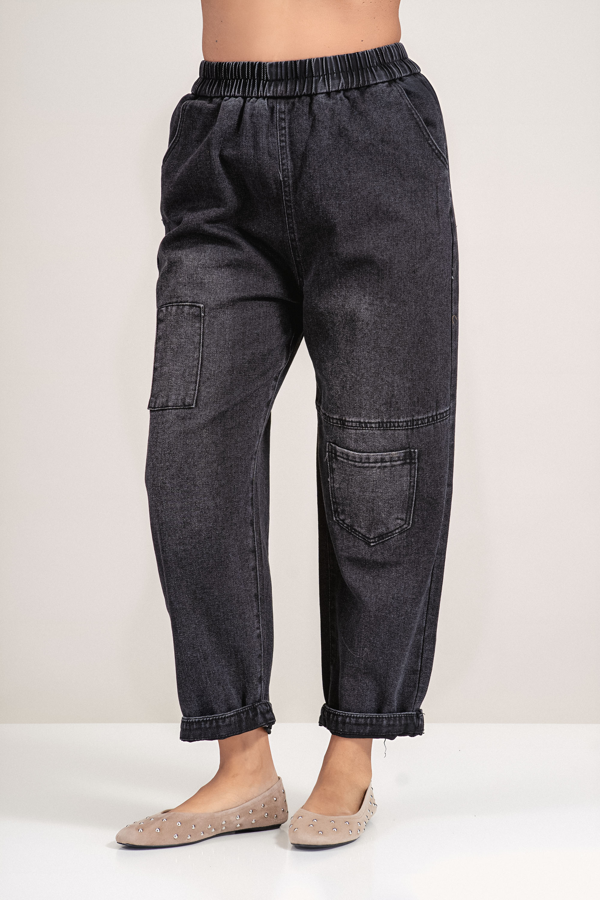 Дамски черни дънки с ластик в талията и декоративен карго джоб