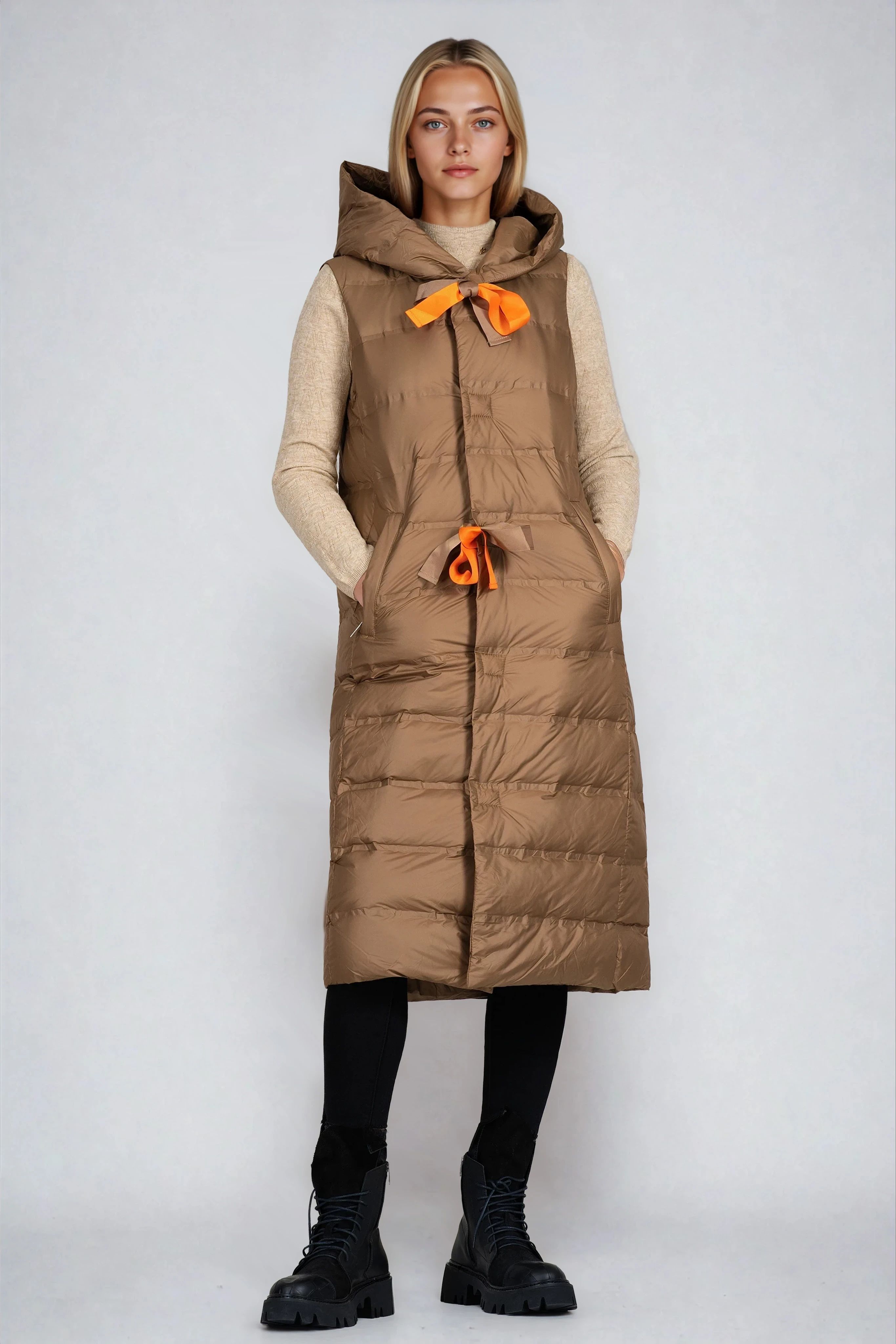 Дамски дълъг елек в кафяво с качулка и оранжеви връзки