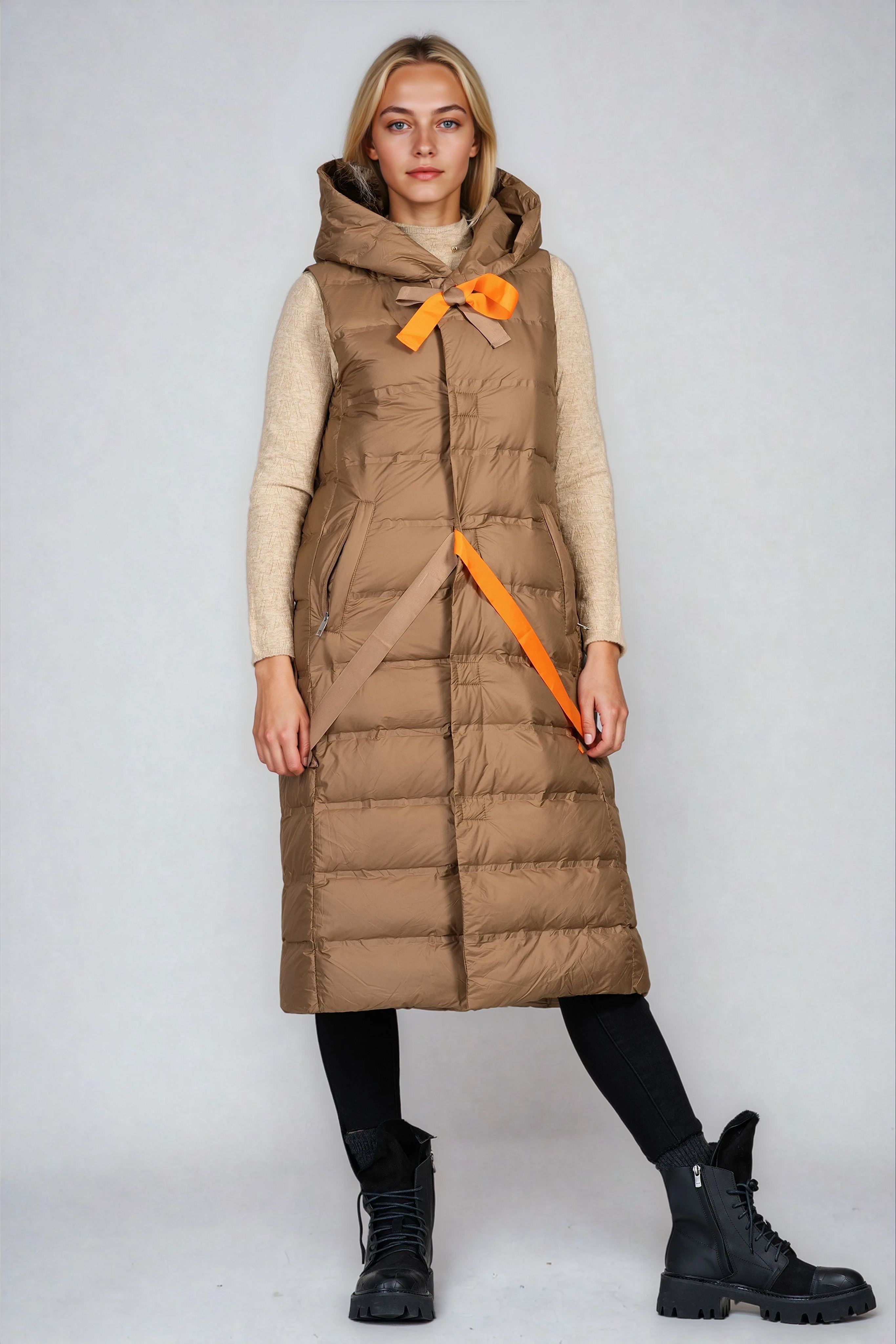 Дамски дълъг елек в кафяво с качулка и оранжеви връзки