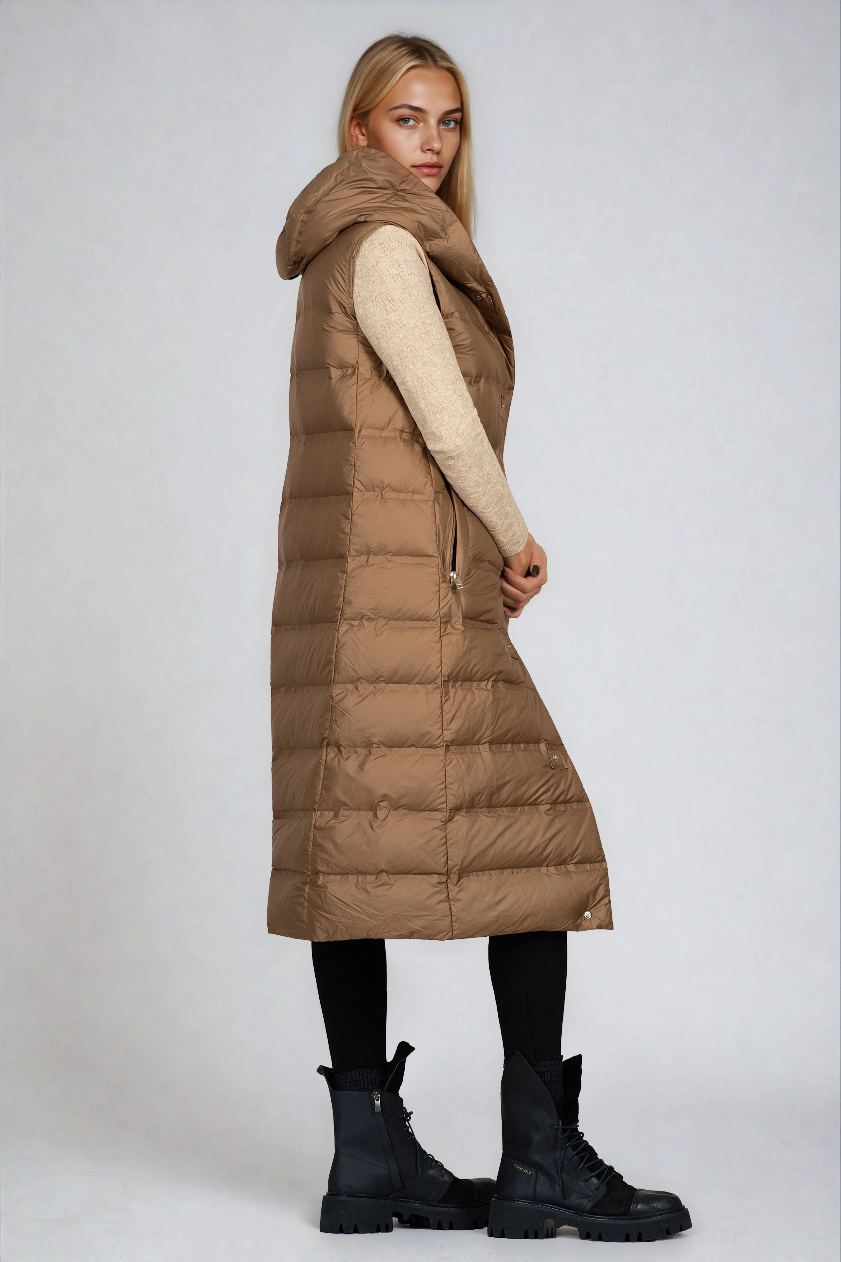 Дамски дълъг елек в кафяво с качулка и оранжеви връзки