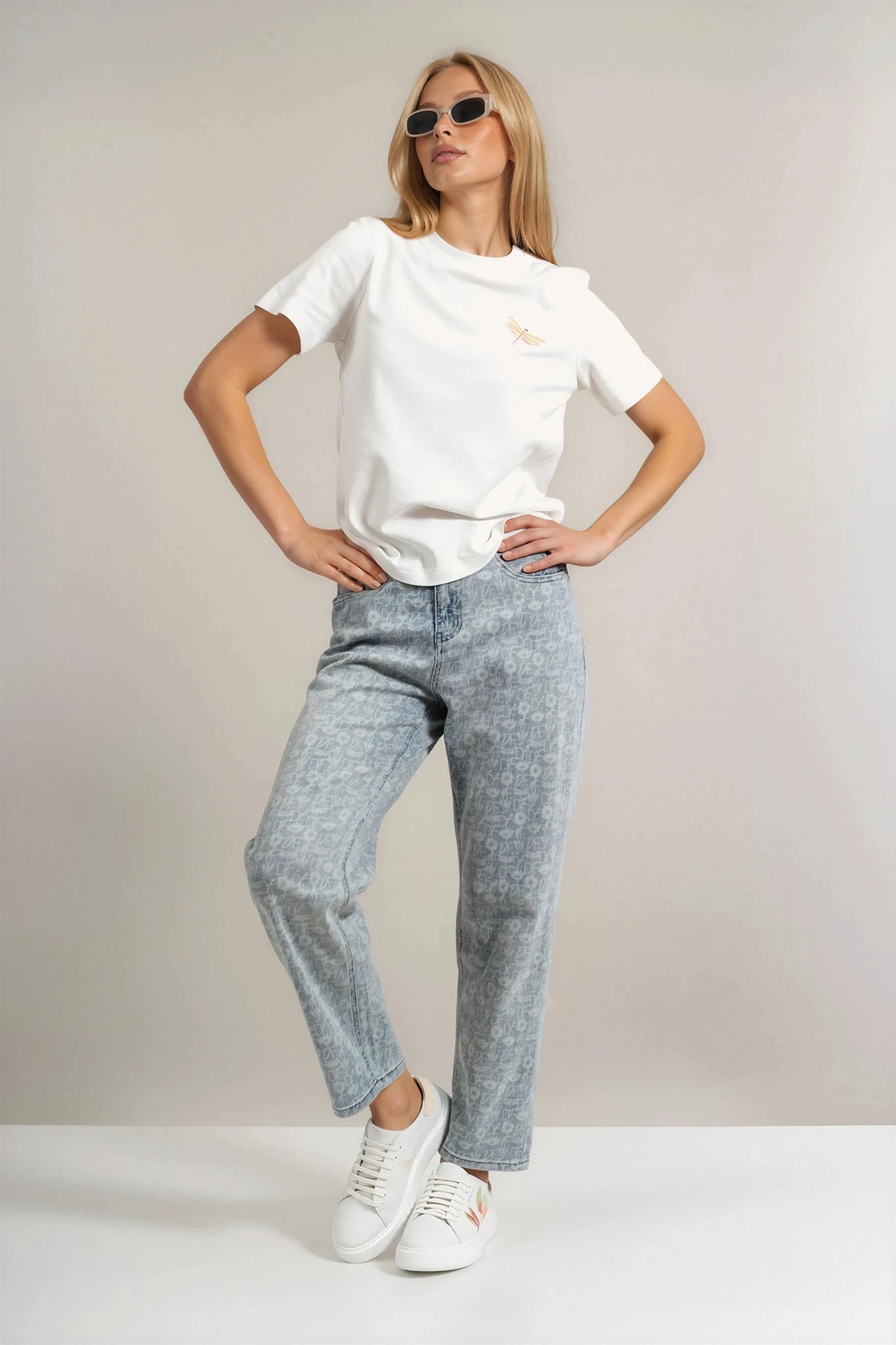 Дамски дънки ''Dragonfly'' от памук в светъл деним с принт букви