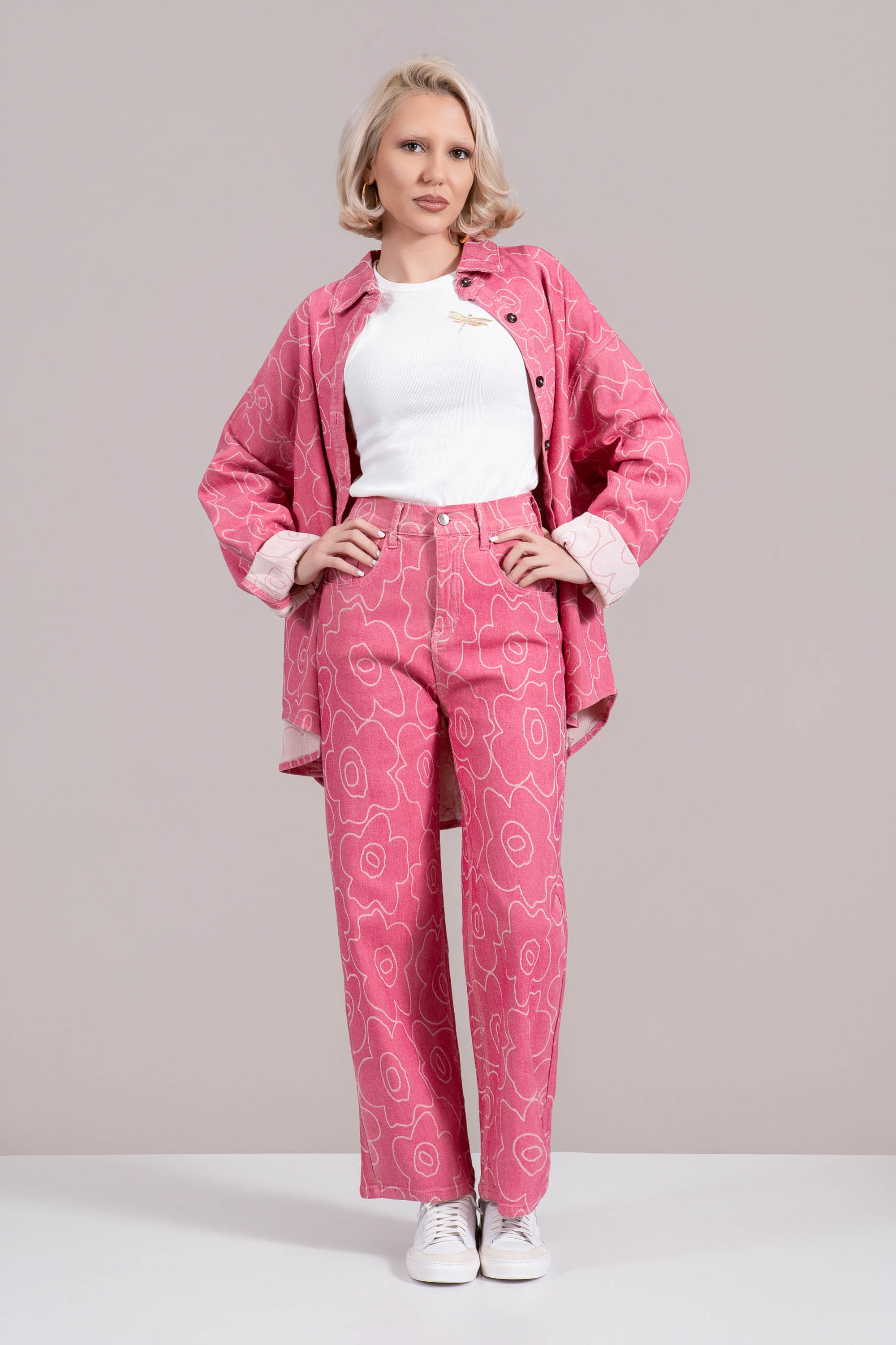 Дамски дънки ''Dragonfly'' в розово със светъл контур на цветя и широки крачоли