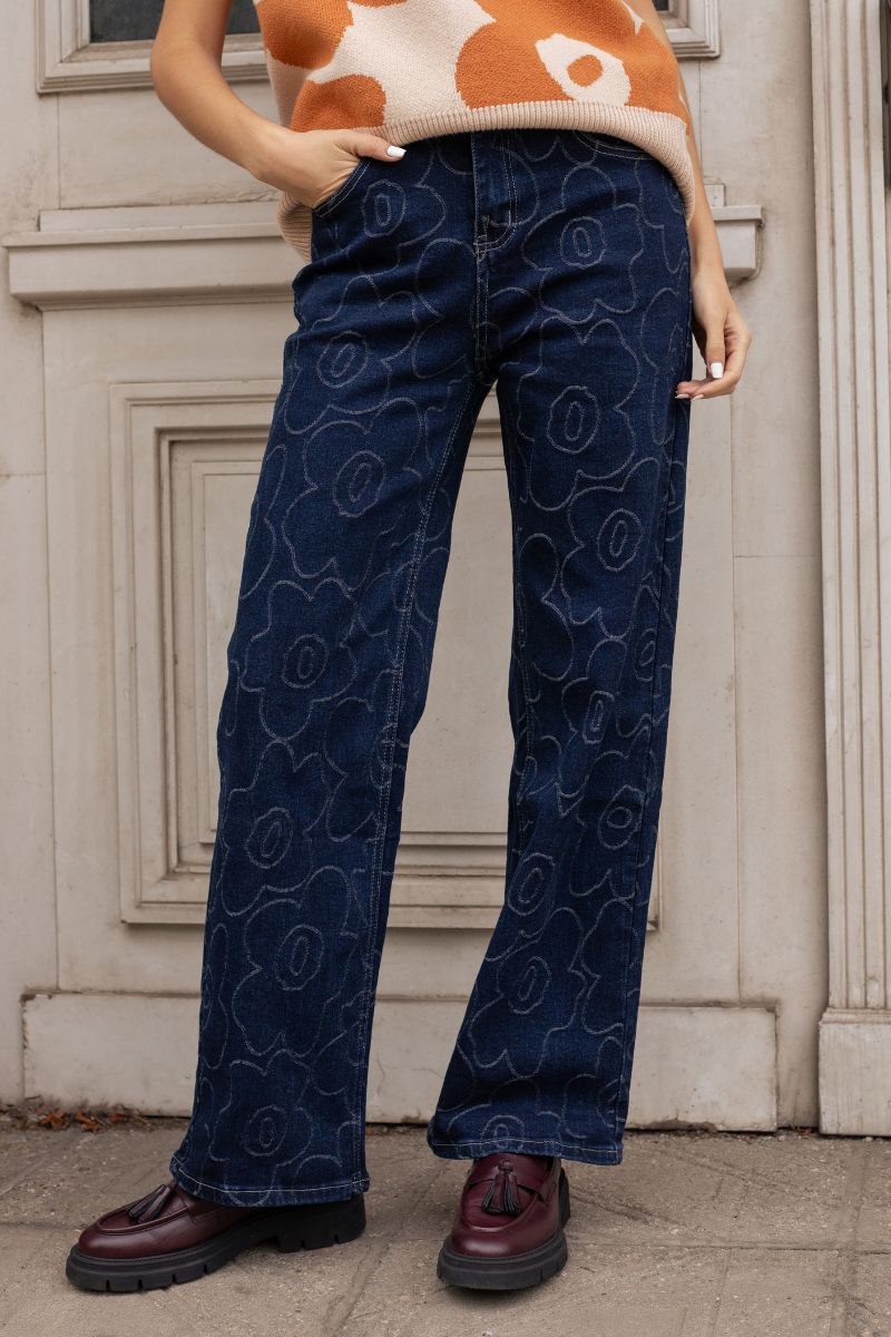 Дамски дънки ''Dragonfly'' в тъмносиньо със светъл контур на цветя и широки крачоли