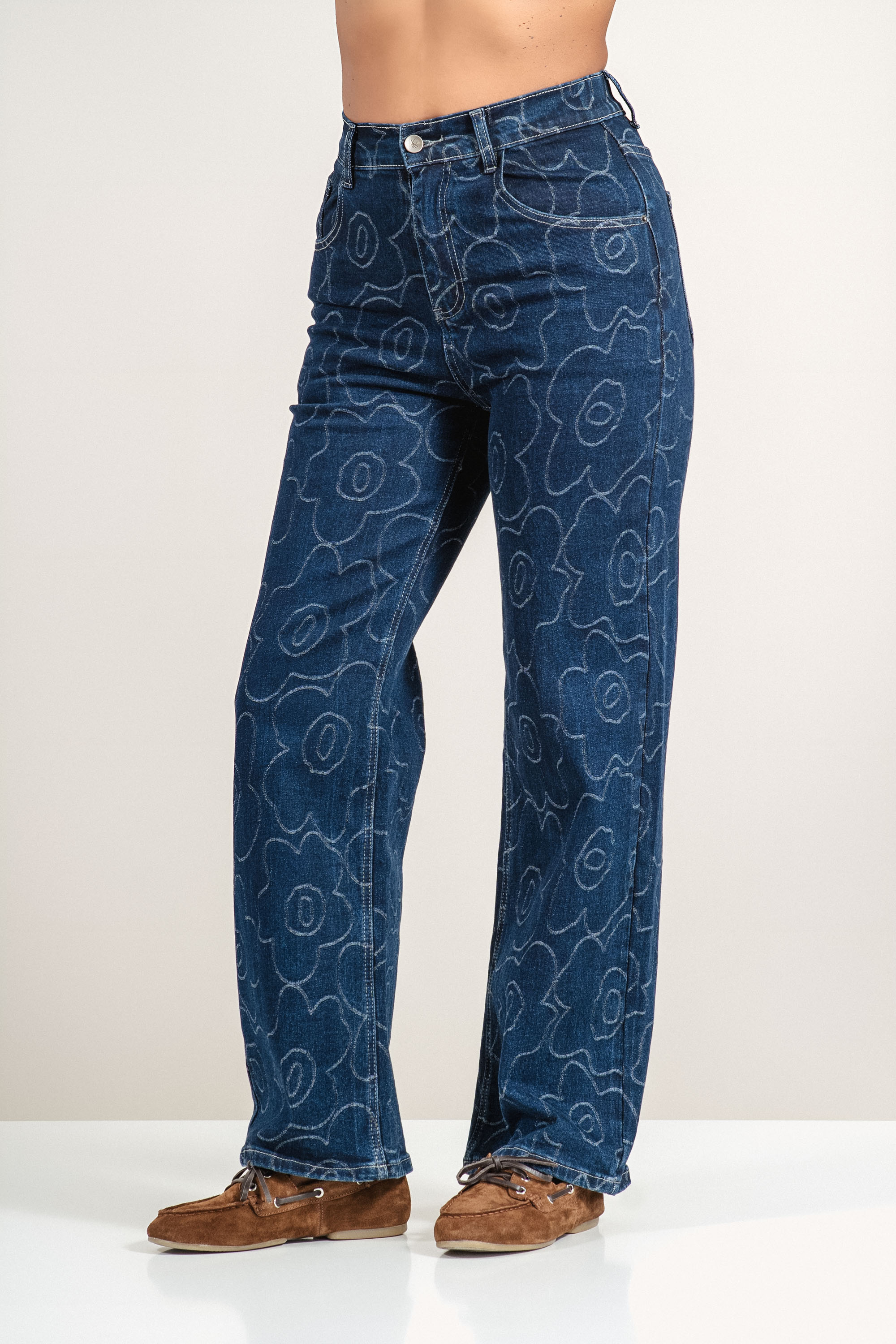 Дамски дънки ''Dragonfly'' в тъмносиньо със светъл контур на цветя и широки крачоли