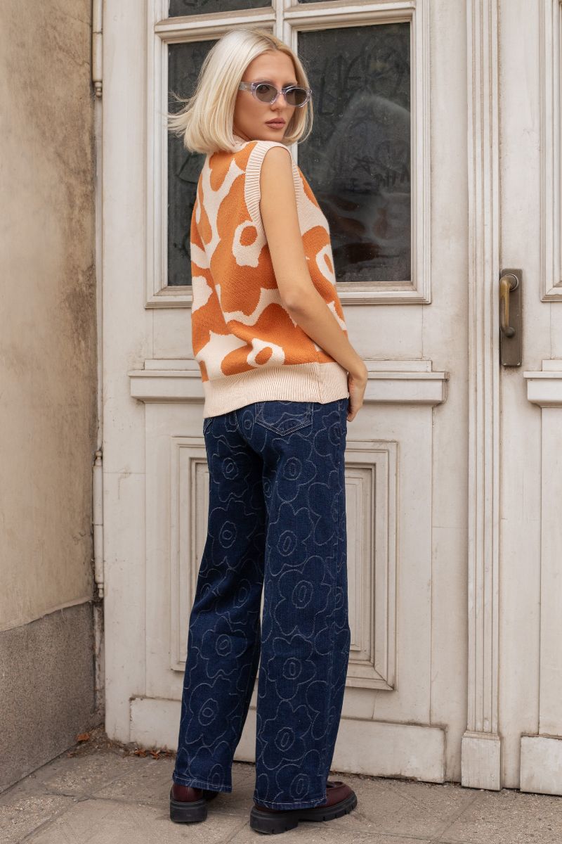 Дамски дънки ''Dragonfly'' в тъмносиньо със светъл контур на цветя и широки крачоли