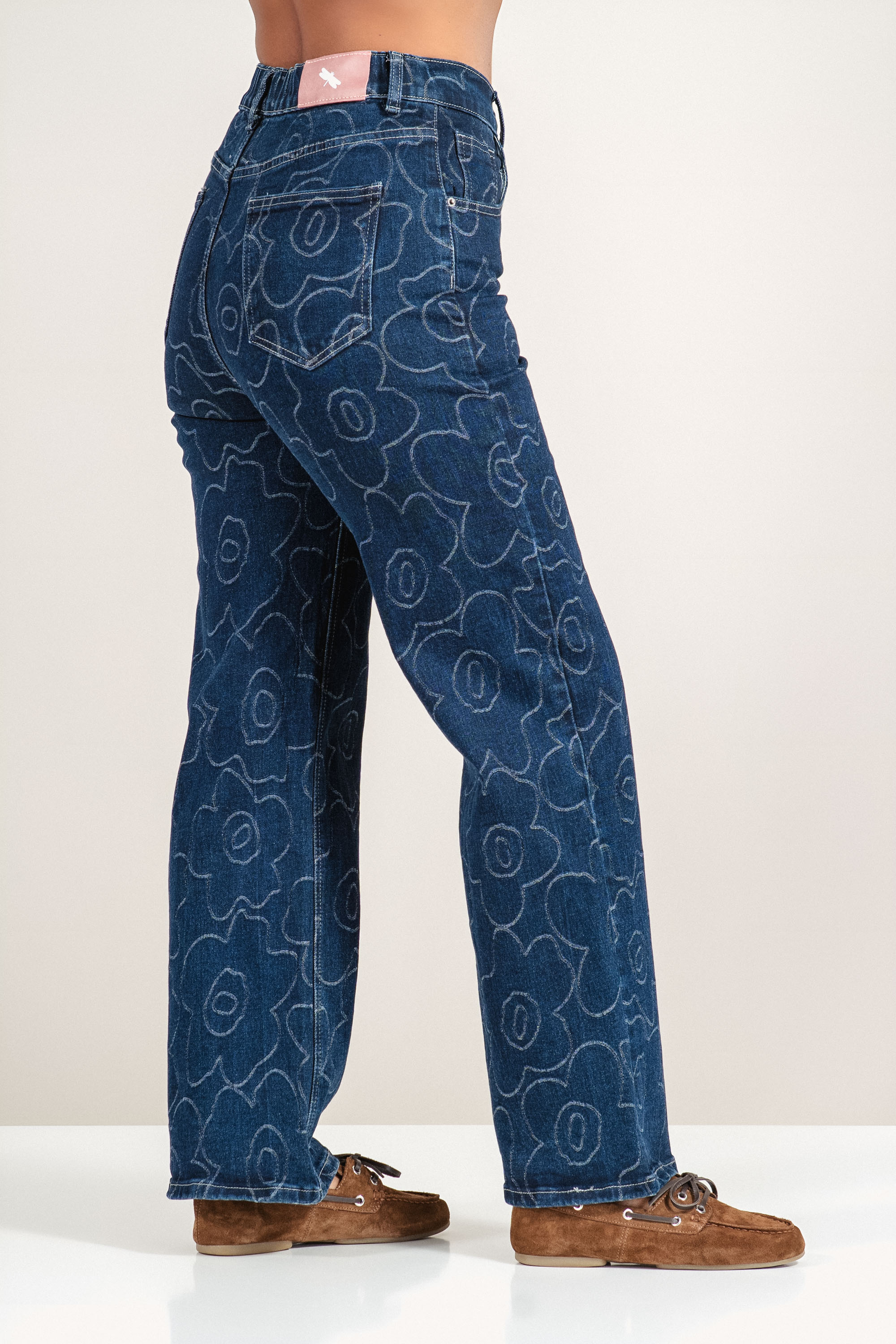 Дамски дънки ''Dragonfly'' в тъмносиньо със светъл контур на цветя и широки крачоли