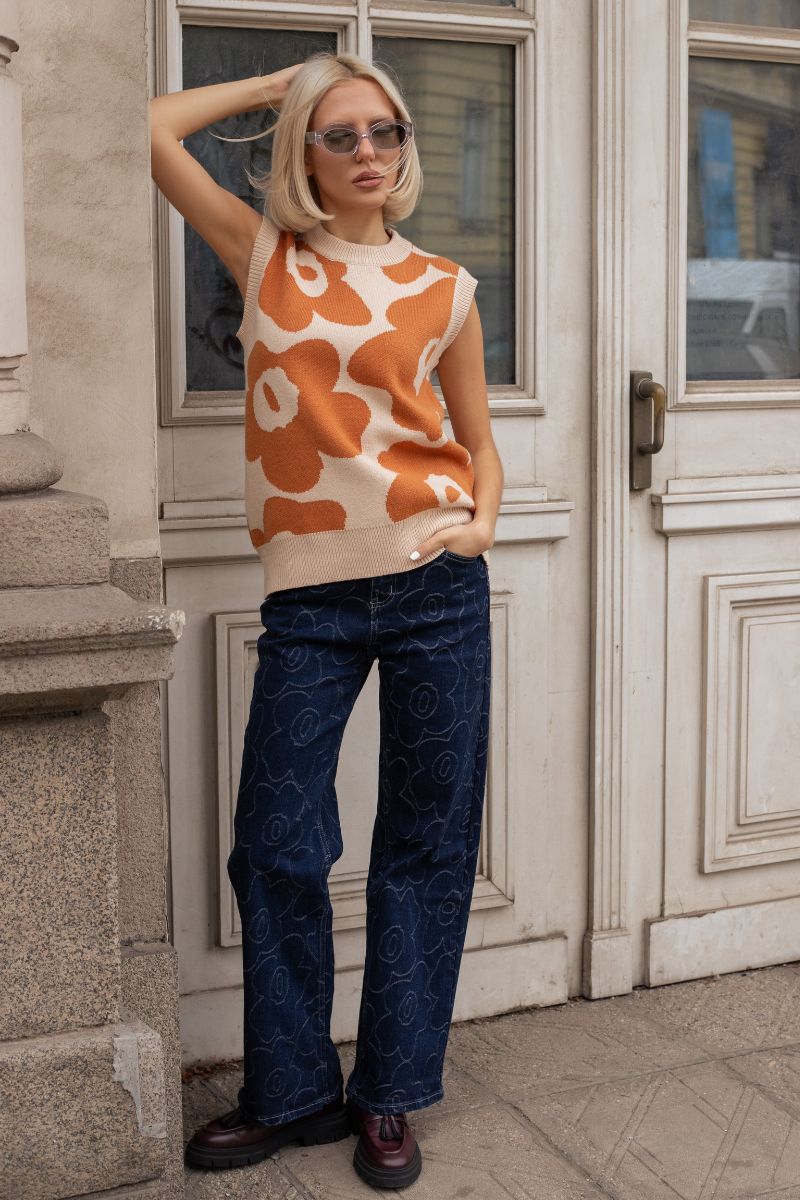 Дамски дънки ''Dragonfly'' в тъмносиньо със светъл контур на цветя и широки крачоли