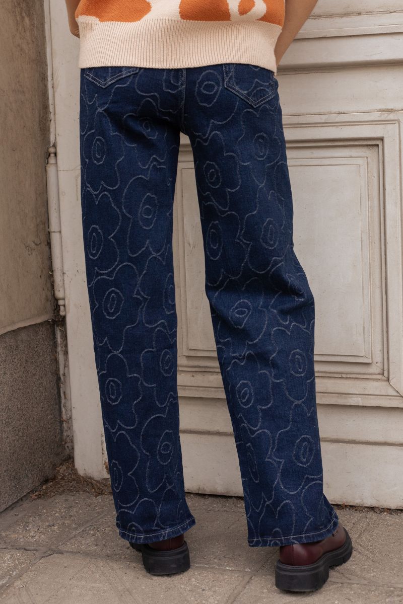 Дамски дънки ''Dragonfly'' в тъмносиньо със светъл контур на цветя и широки крачоли