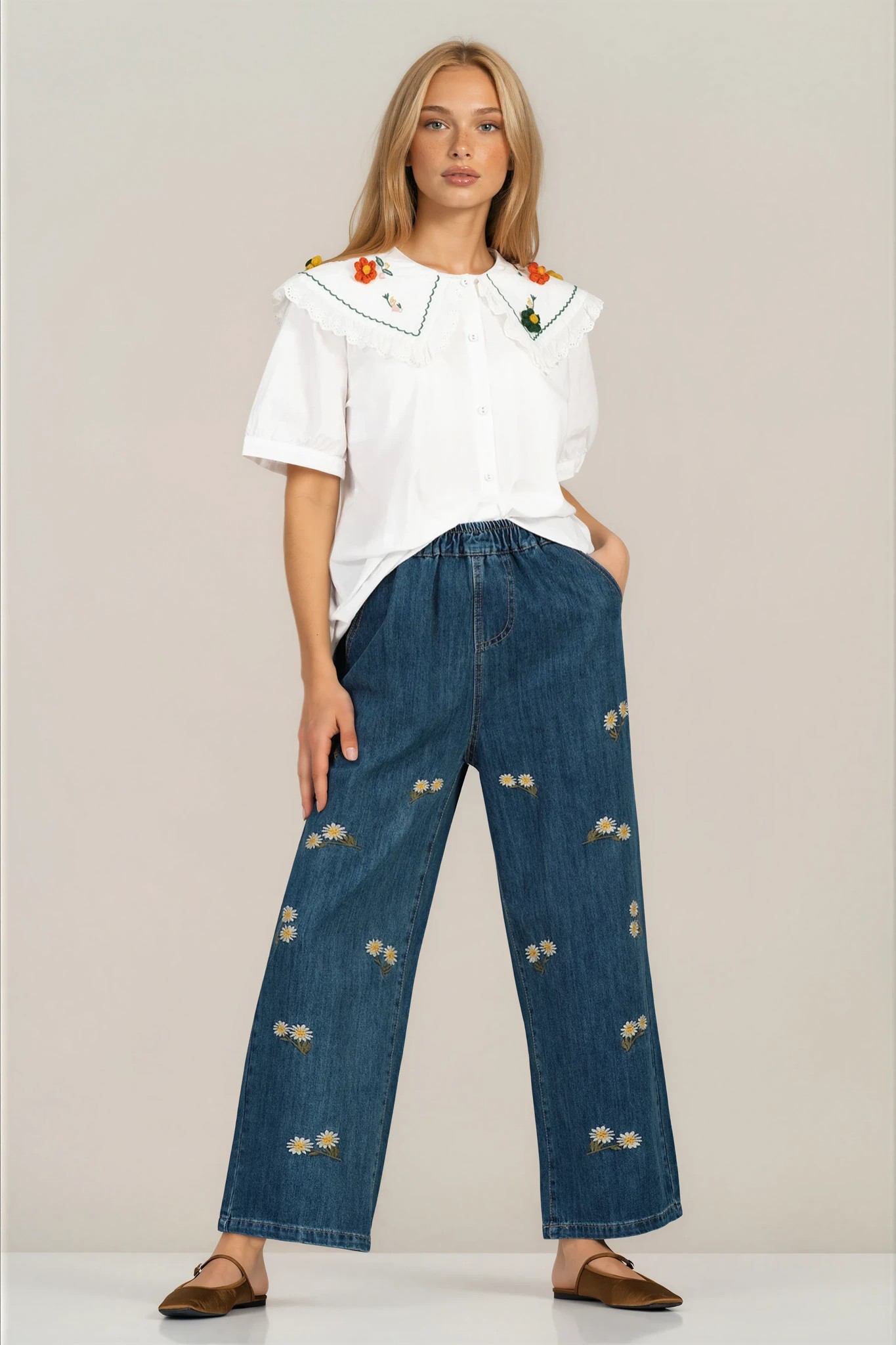 Дамски дънки от памук в синьо с еластична талия и бродирани маргарити