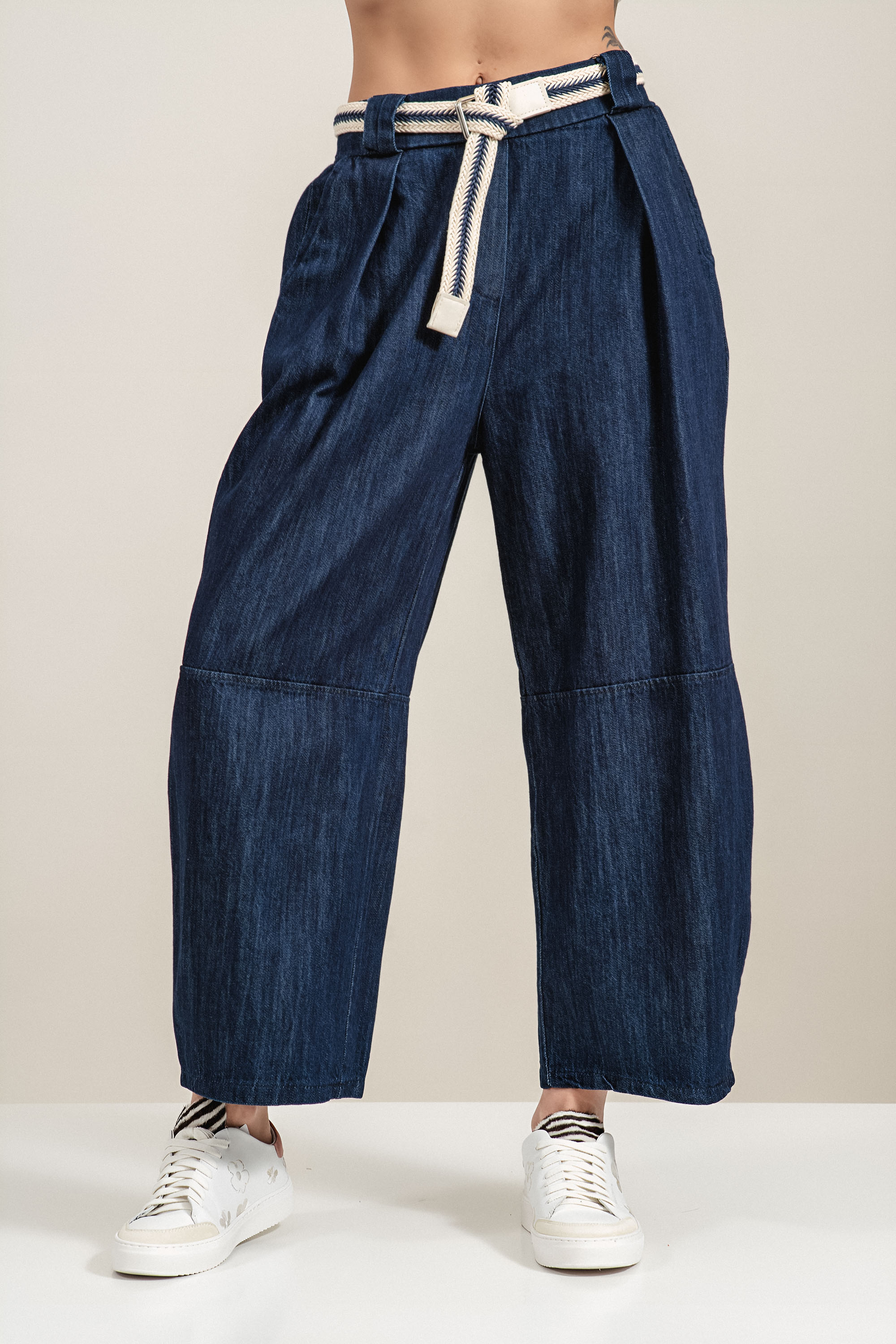 Дамски дънки от памук в тъмносин деним с широк крачол, колан и ластик на талията