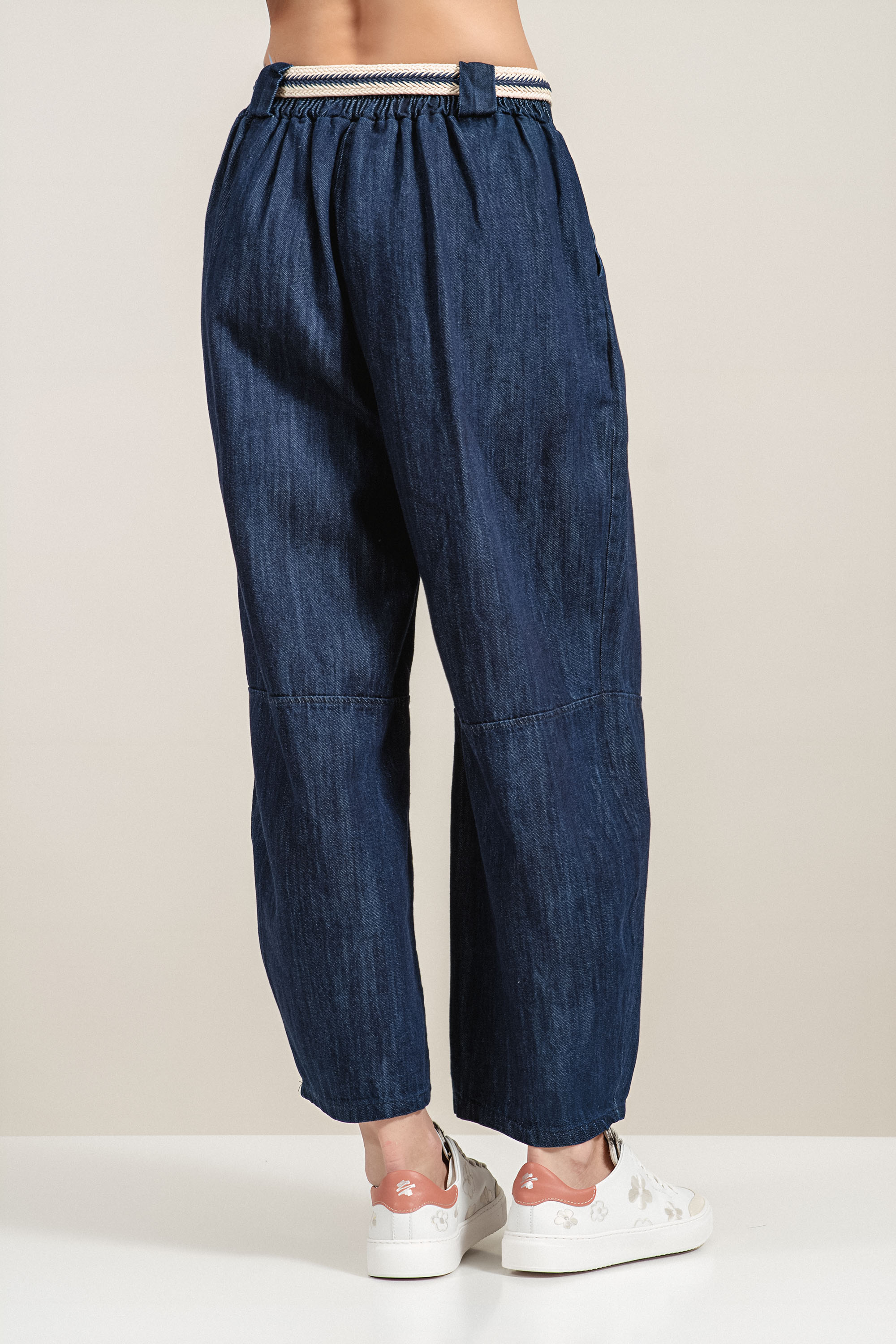Дамски дънки от памук в тъмносин деним с широк крачол, колан и ластик на талията