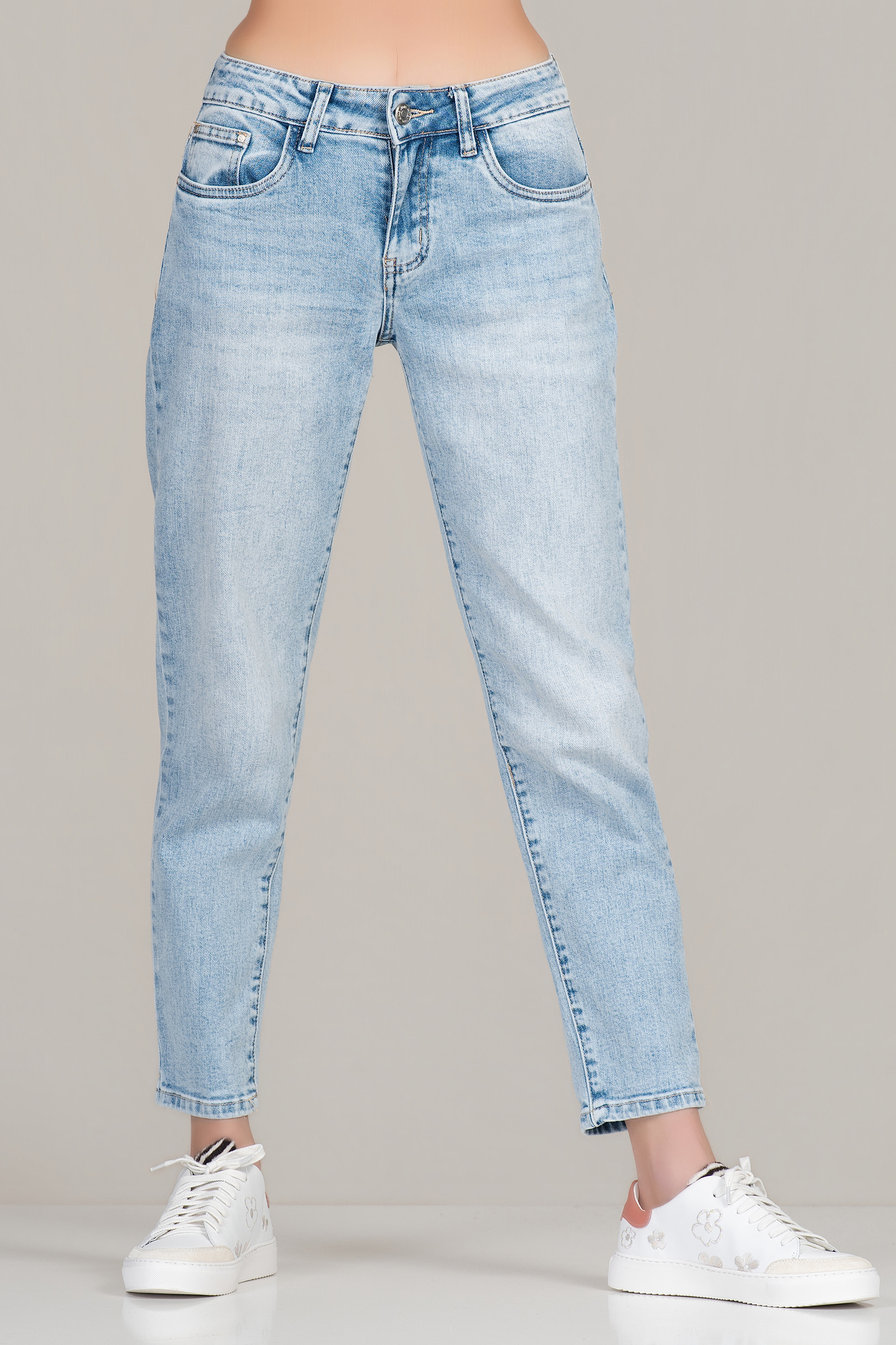 Дамски дънки с класическа кройка в светлосин цвят