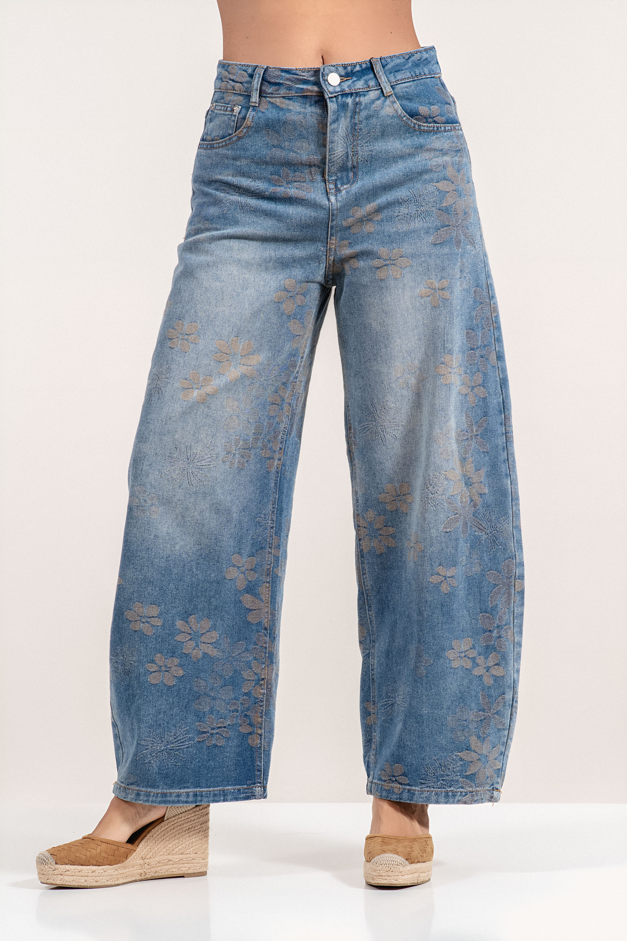 Дамски дънки с модерна кройка, кафяви цветя и избелен ефект