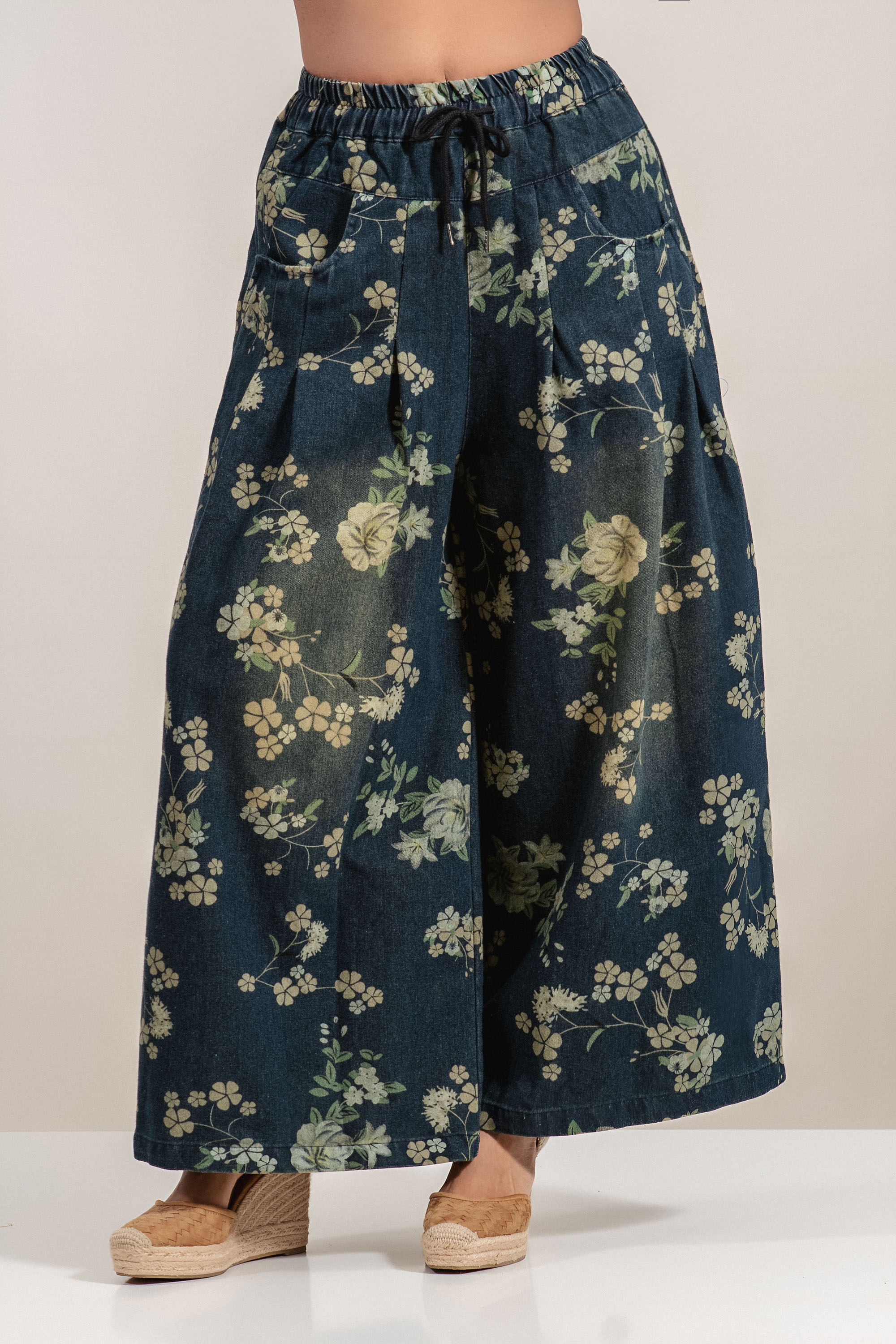 Дамски дънки с широк крачол в тъмносиньо с ластик в талията и принт цветя и детелинки