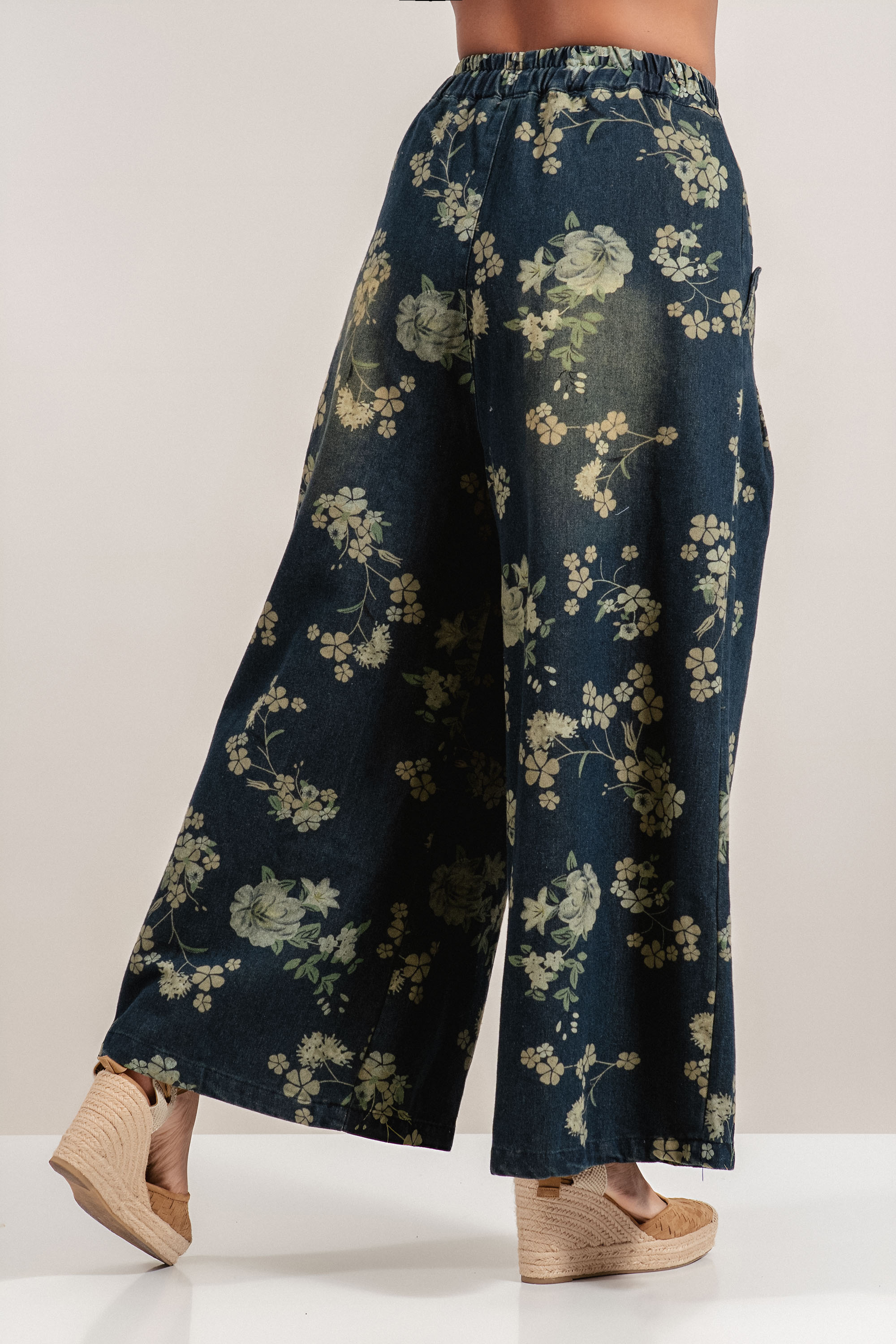Дамски дънки с широк крачол в тъмносиньо с ластик в талията и принт цветя и детелинки