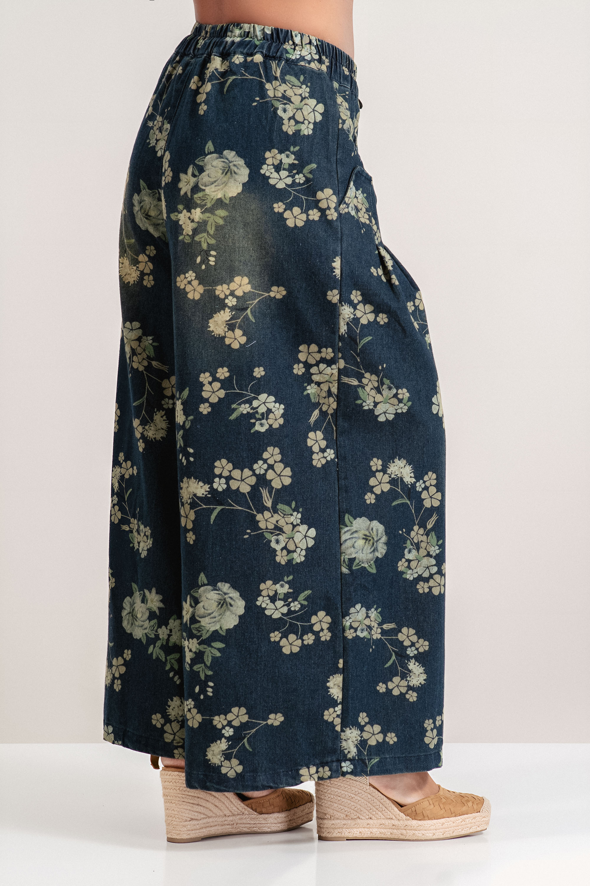 Дамски дънки с широк крачол в тъмносиньо с ластик в талията и принт цветя и детелинки