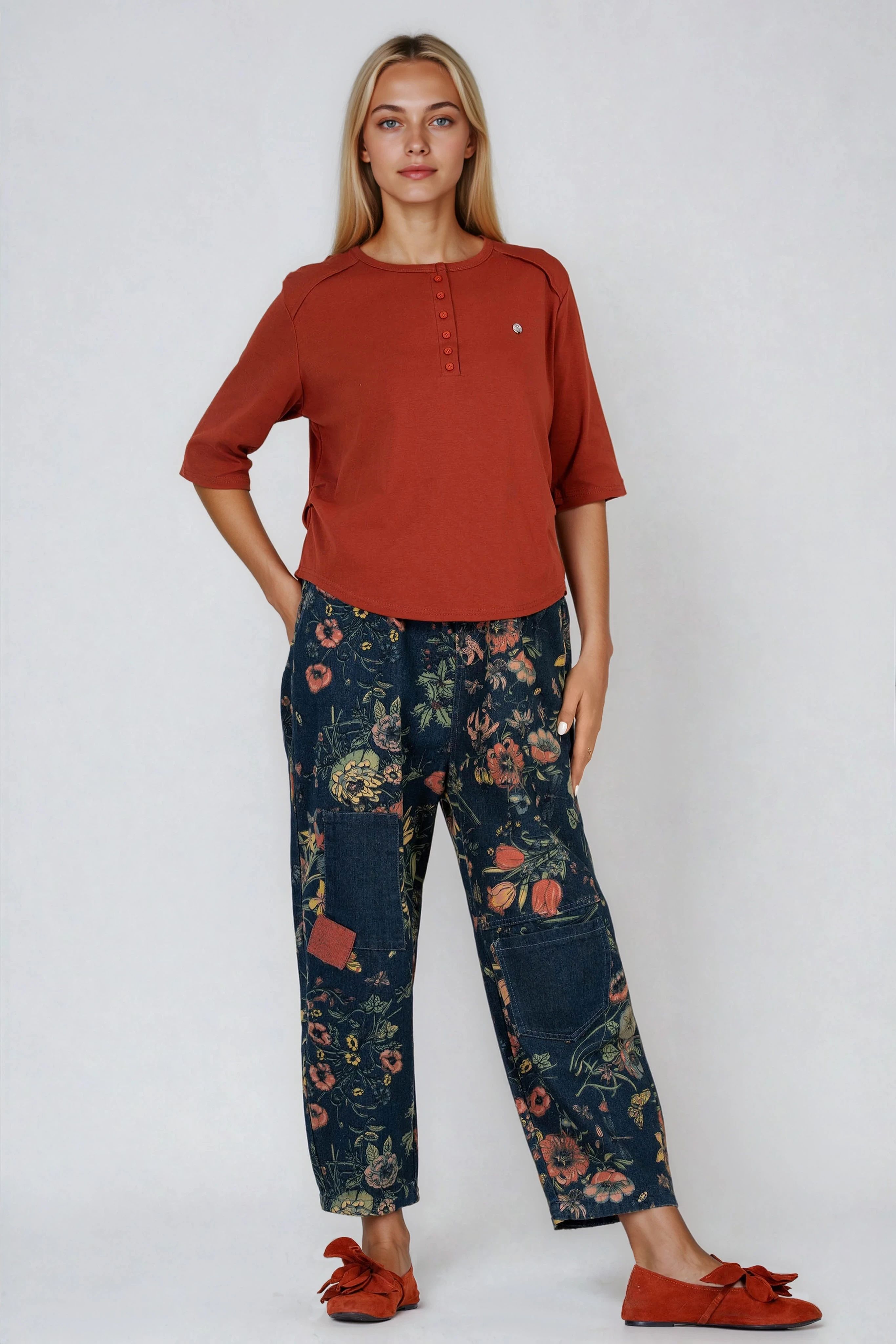 Дамски дънки тип бойфренд с цветен флорален принт и ластик в талията