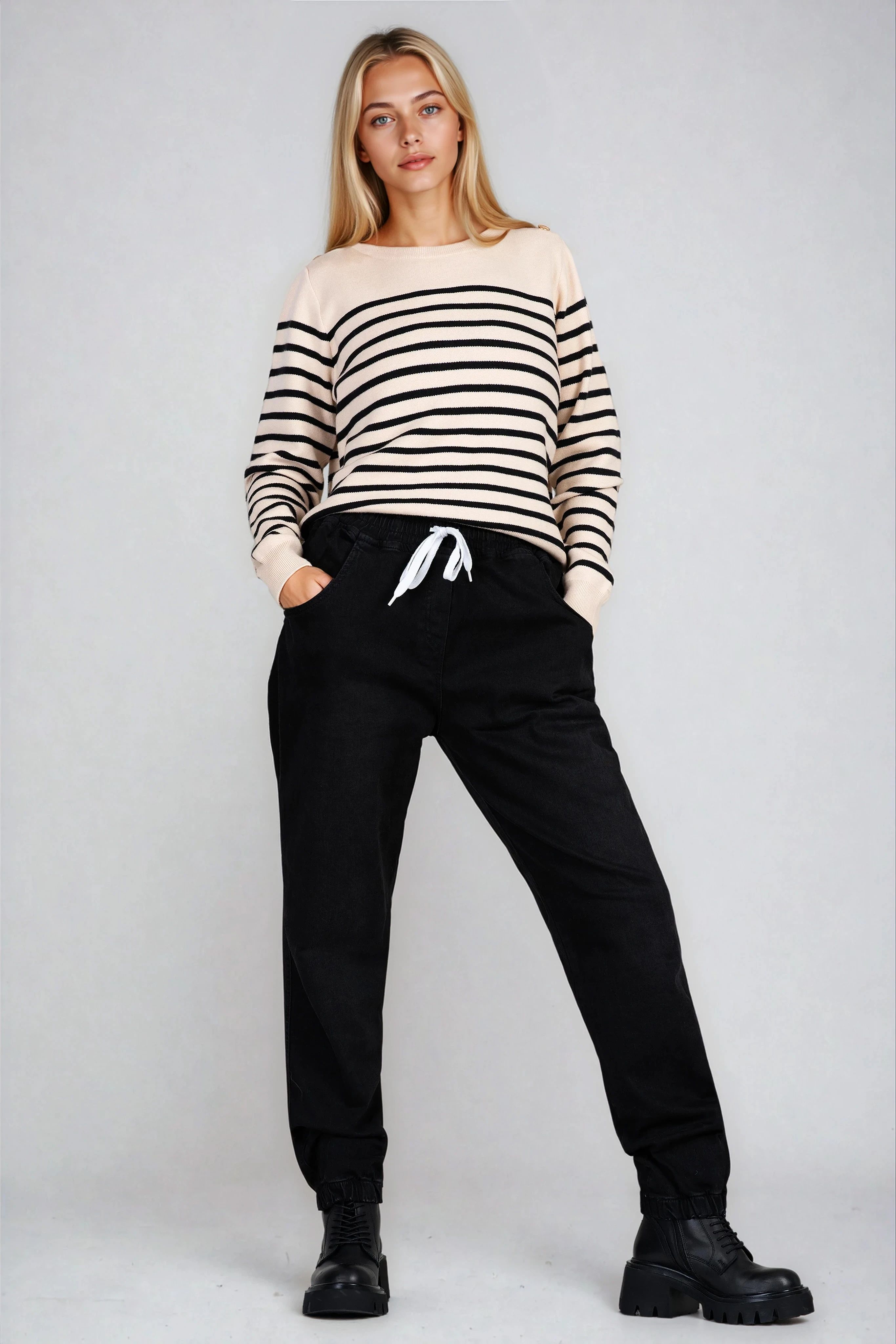 Дамски дънки в черно с ластик и бели връзки