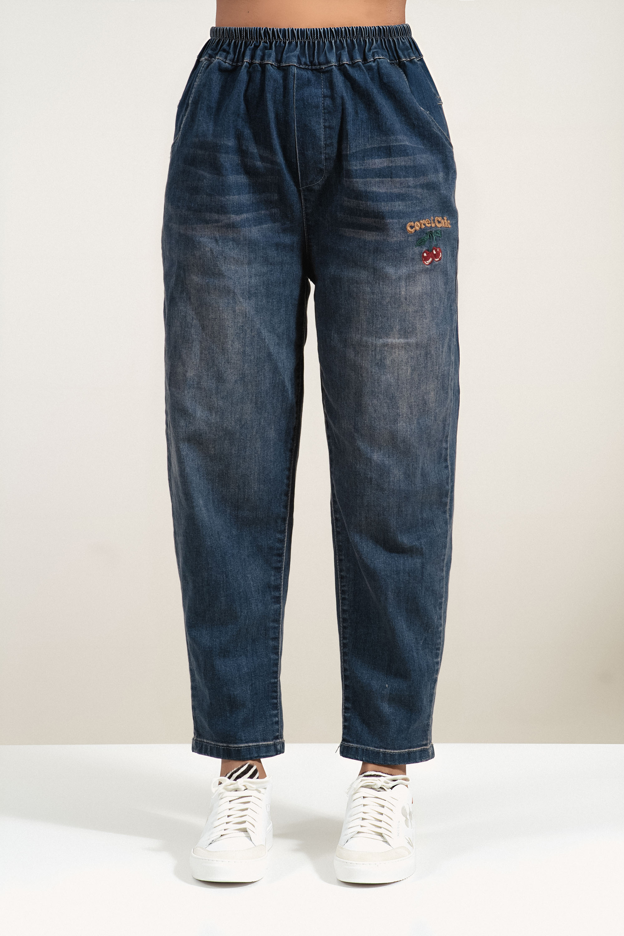 Дамски дънки в класически син цвят, ластик в талията и бродерия череши