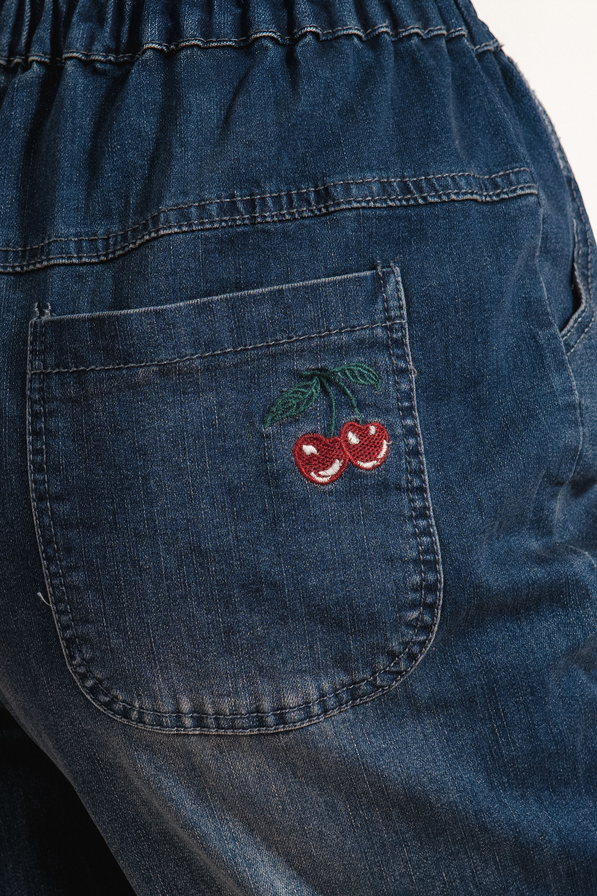 Дамски дънки в класически син цвят, ластик в талията и бродерия череши