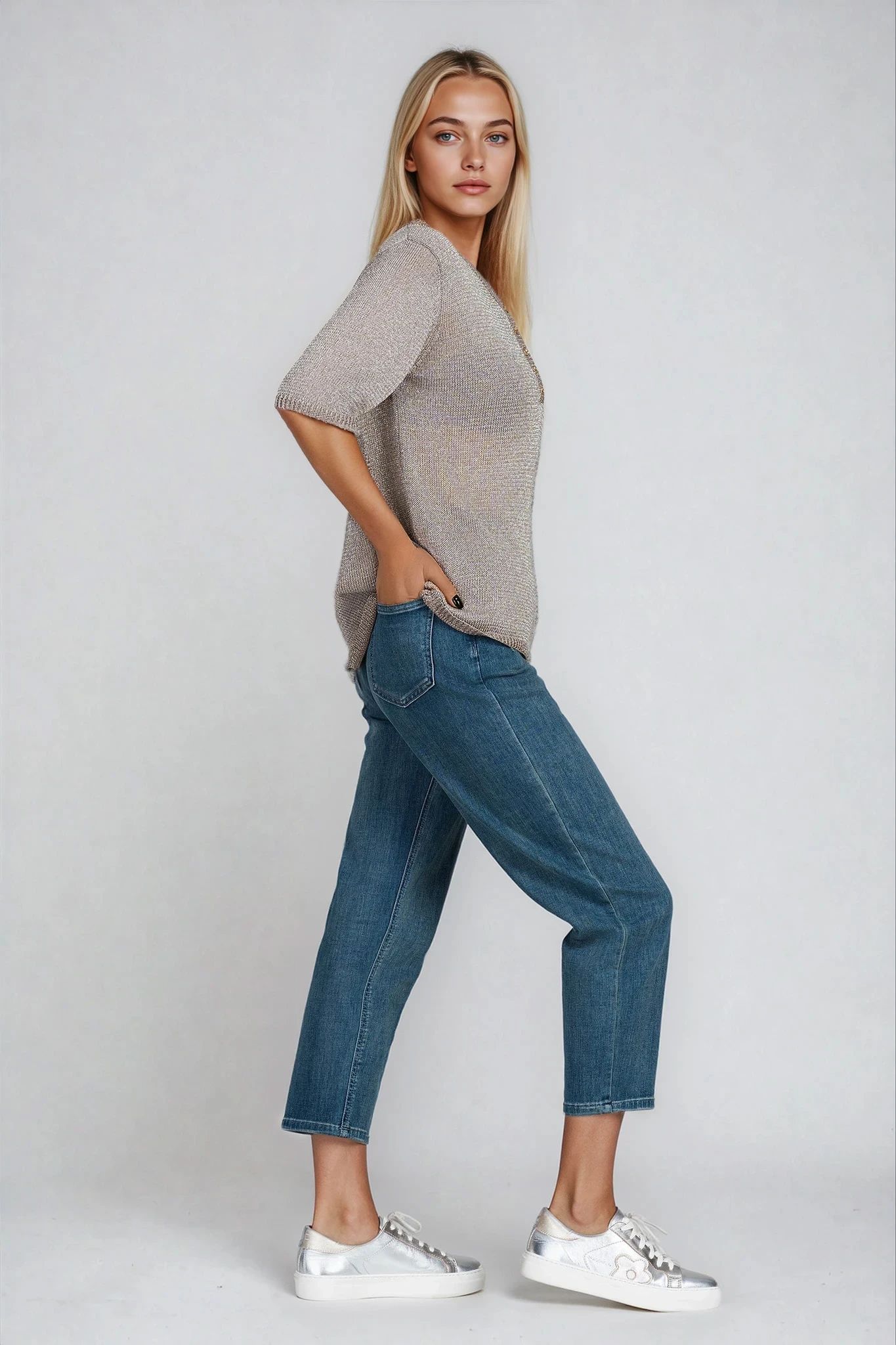 Дамски дънки в класически син цвят с ластик на талията