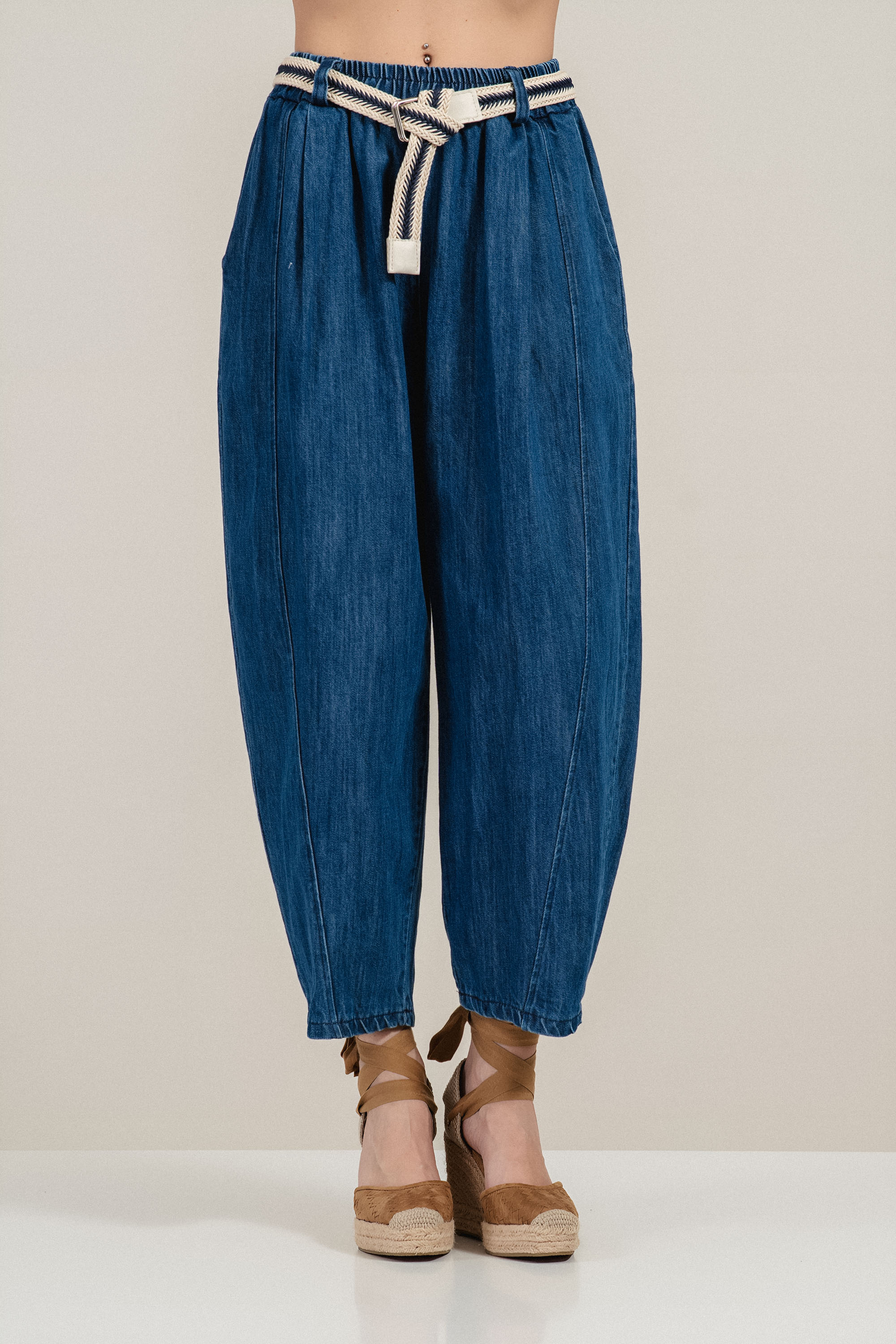 Дамски дънки в синьо с ластик в талията, колан и широка кройка