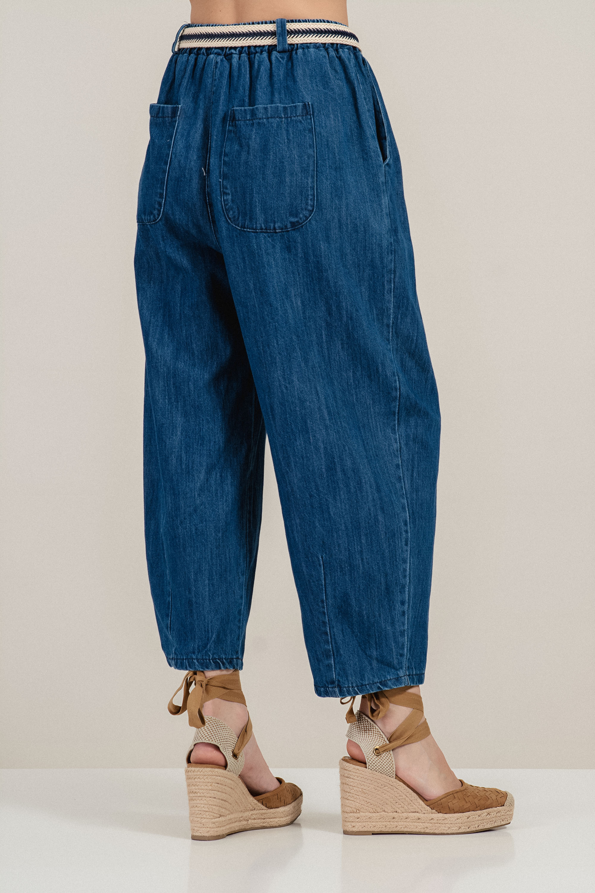 Дамски дънки в синьо с ластик в талията, колан и широка кройка