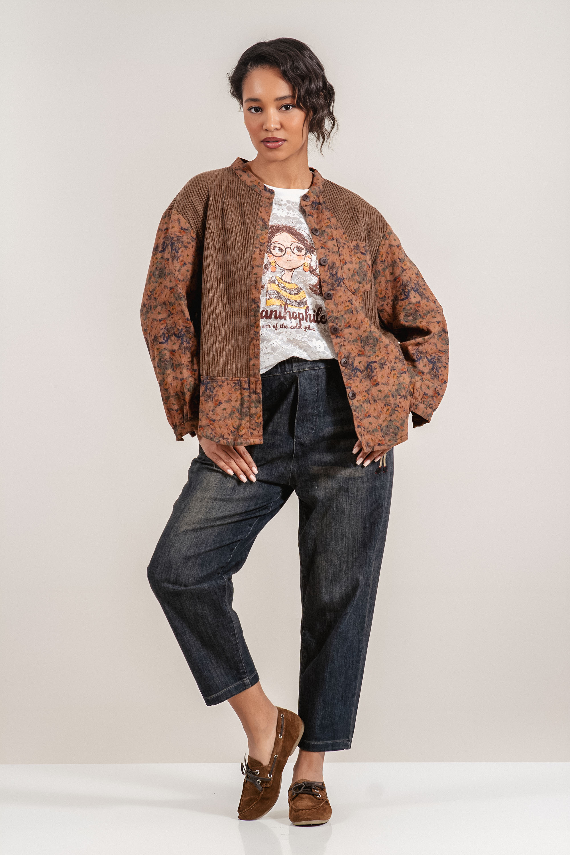 Дамски дънки в синьо с ластик в талията с малка бродерия отпред и на задния джоб