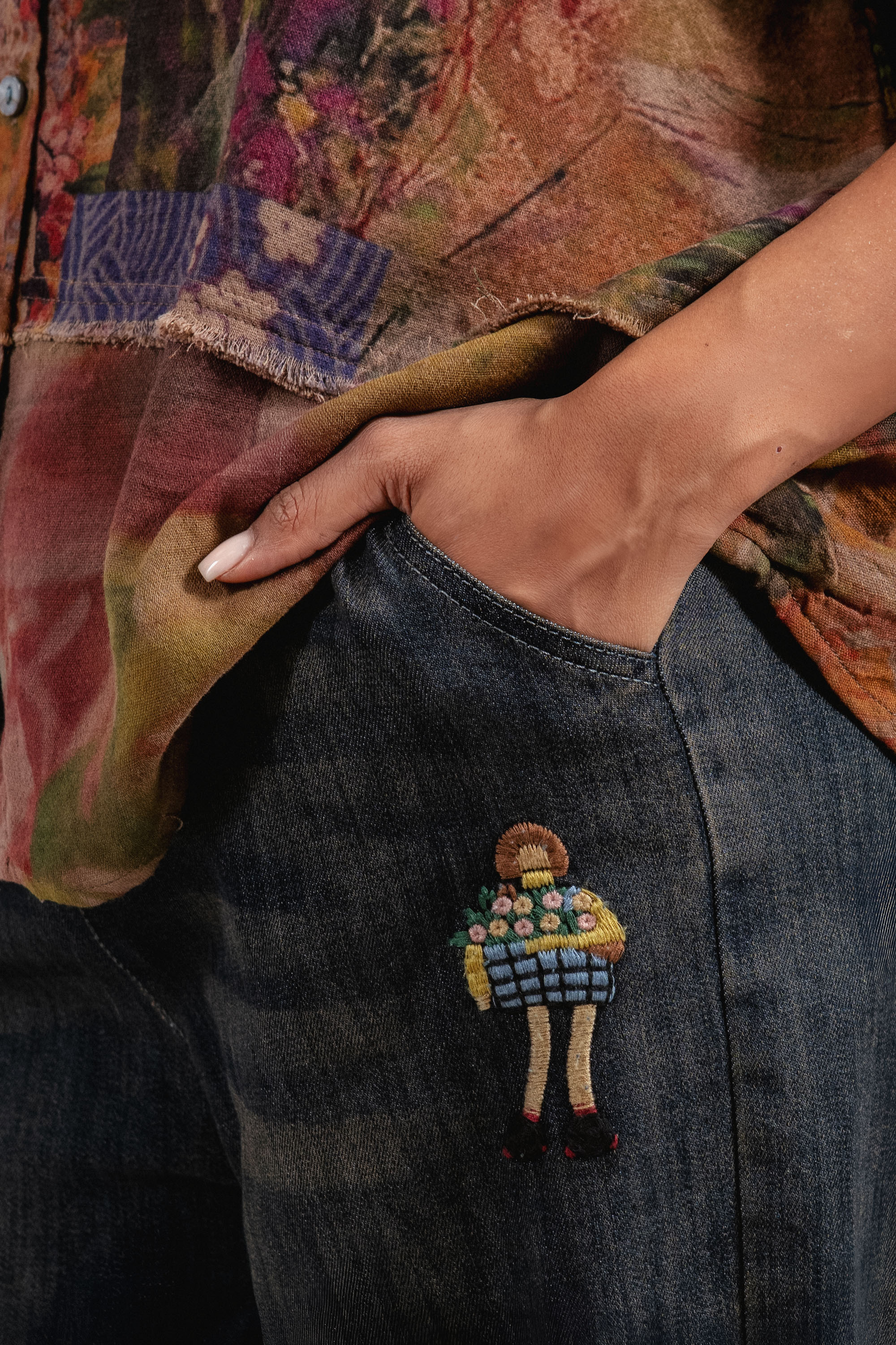 Дамски дънки в синьо с ластик в талията с малка бродерия отпред и на задния джоб