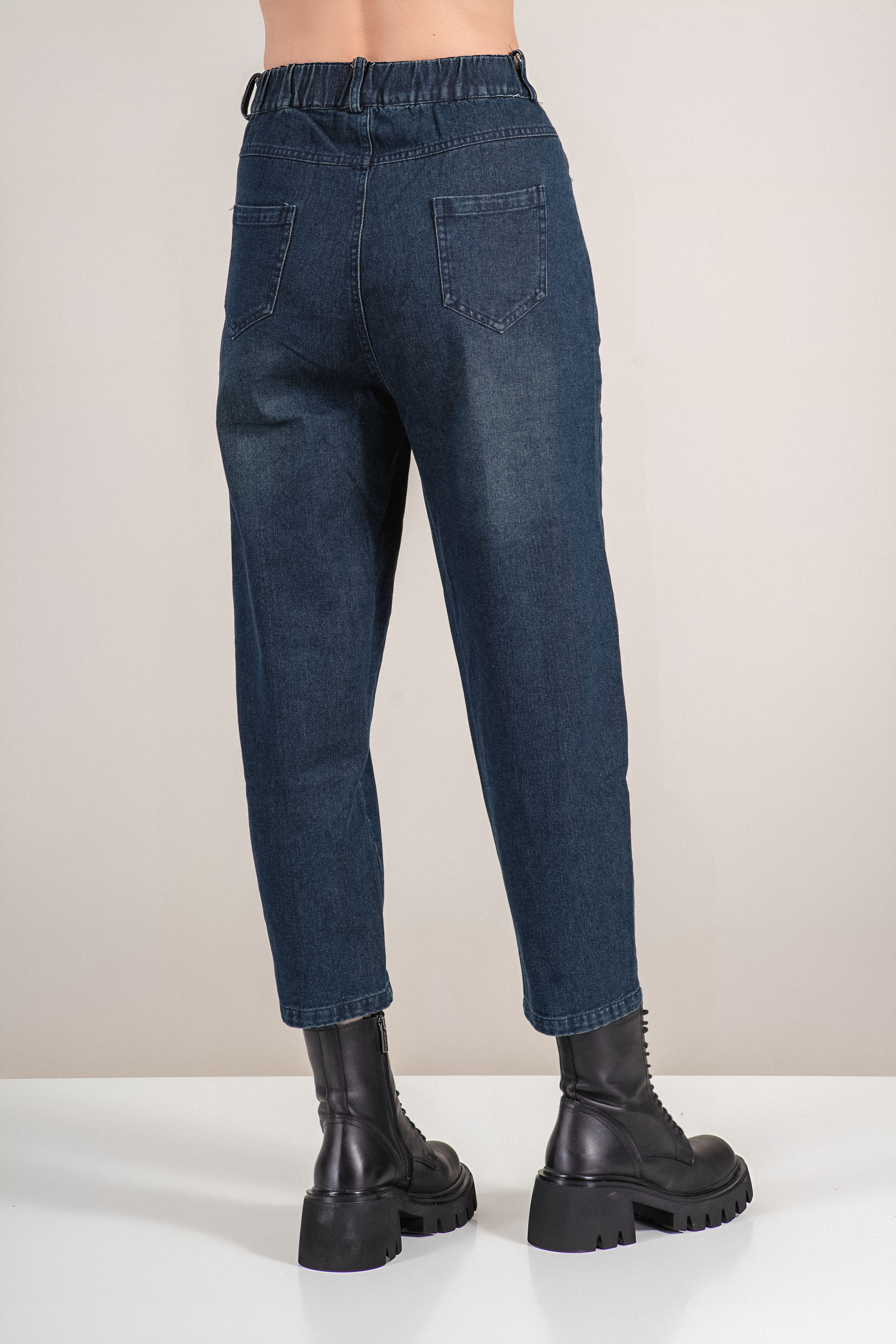 Дамски дънки в синьо със свободен силует и диагонален кант