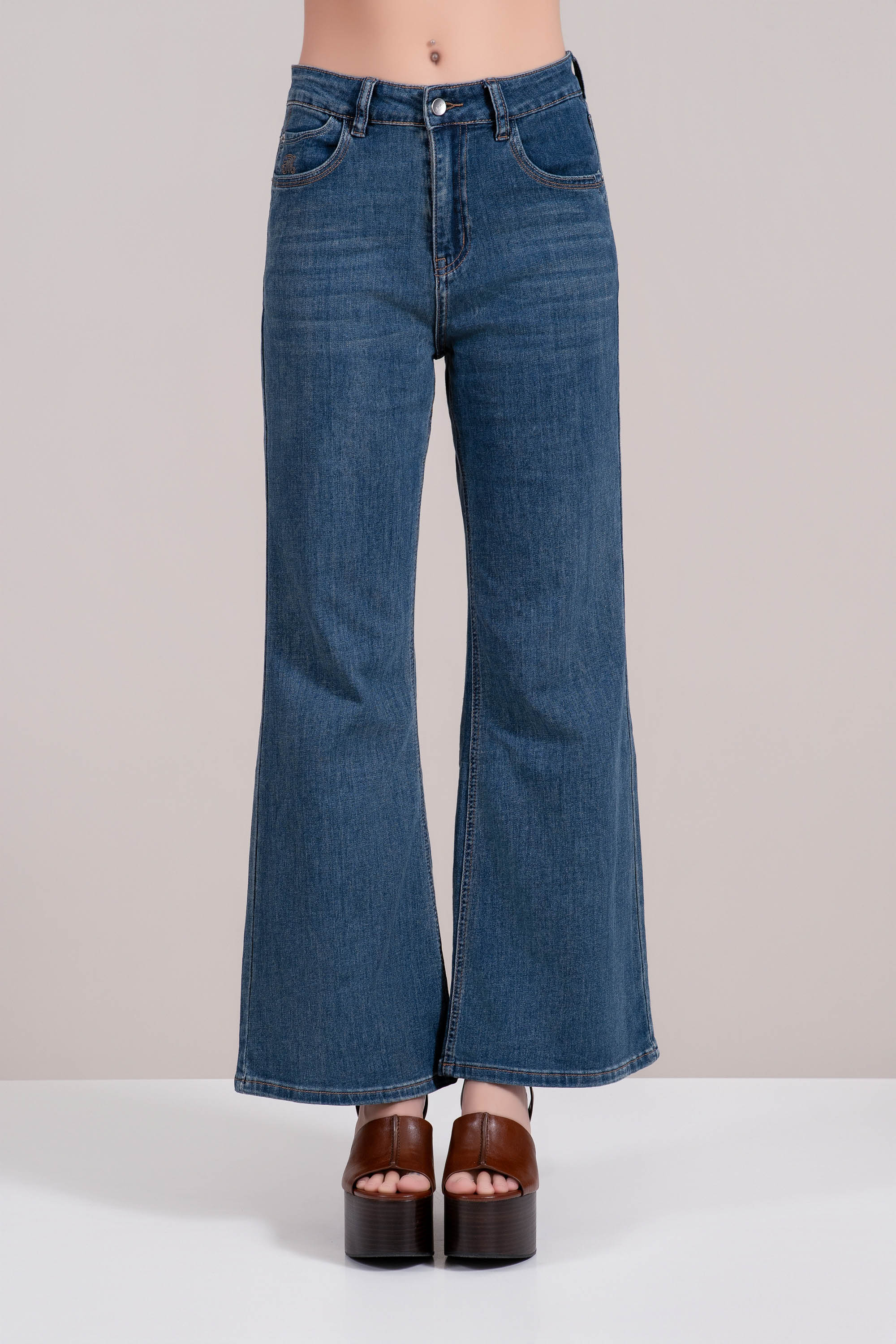 Дамски дънки в синьо тип чарлстон с декоративни кантове и малък бродиран детайл