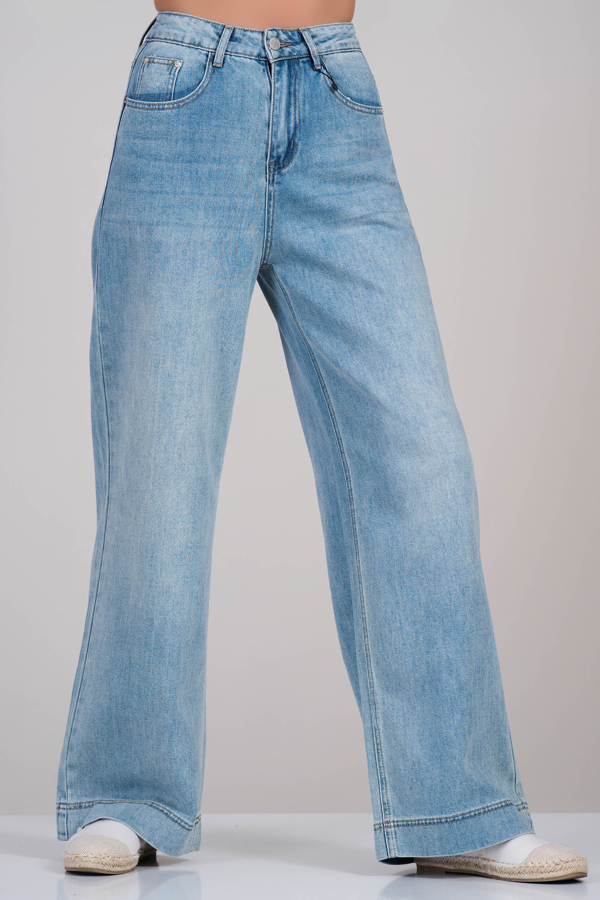 Дамски ултра еластични дънки в светлосин цвят с широк крачол