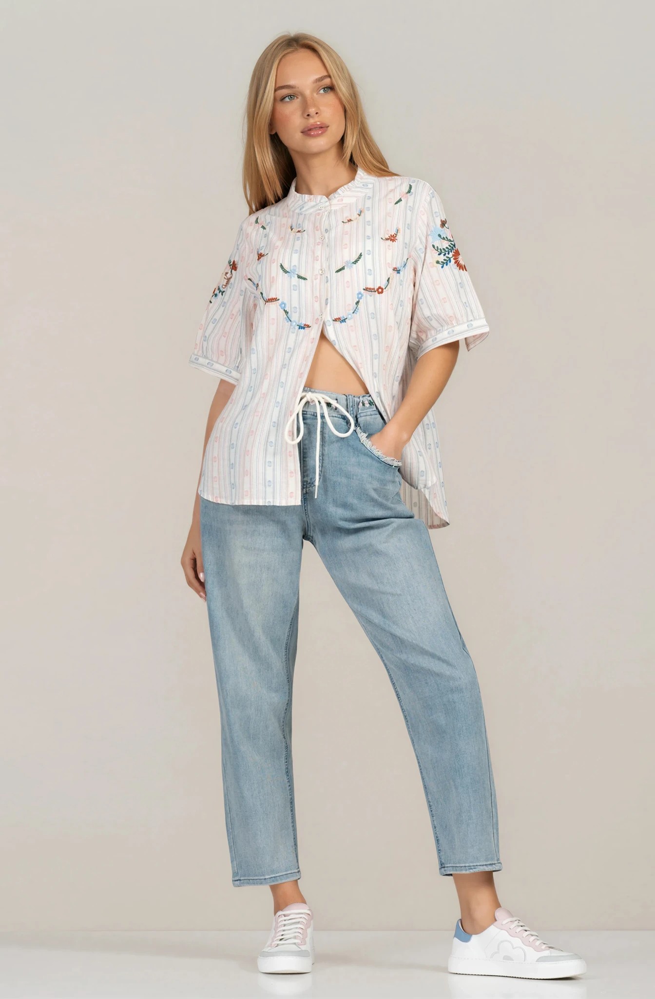 Дамски ултра еластични дънки в светлосиньо с връзки и ластик на талията с бродирани розови цветя