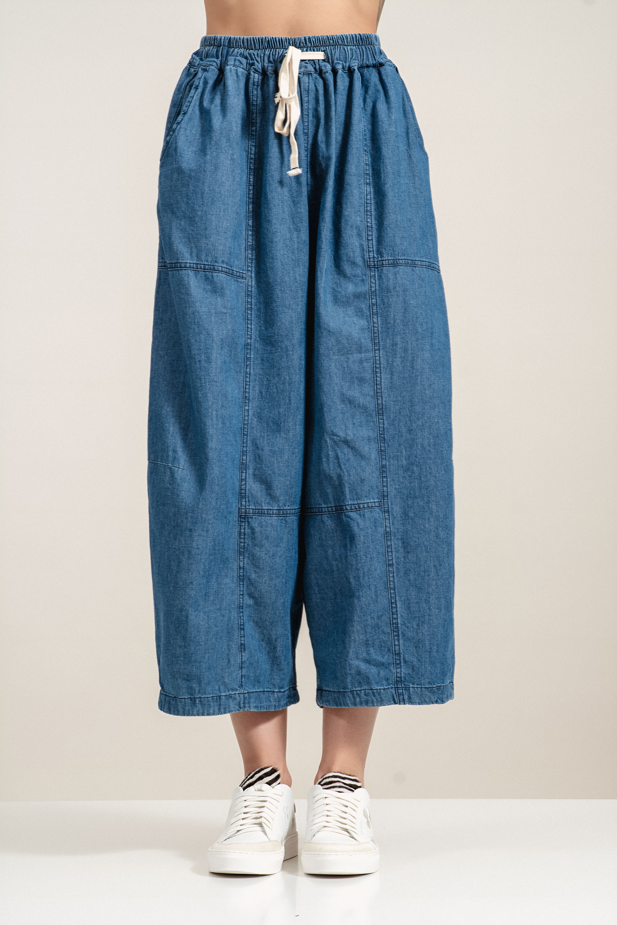 Дамски дънки в тънък син деним с ластик, връзки и свободна кройка