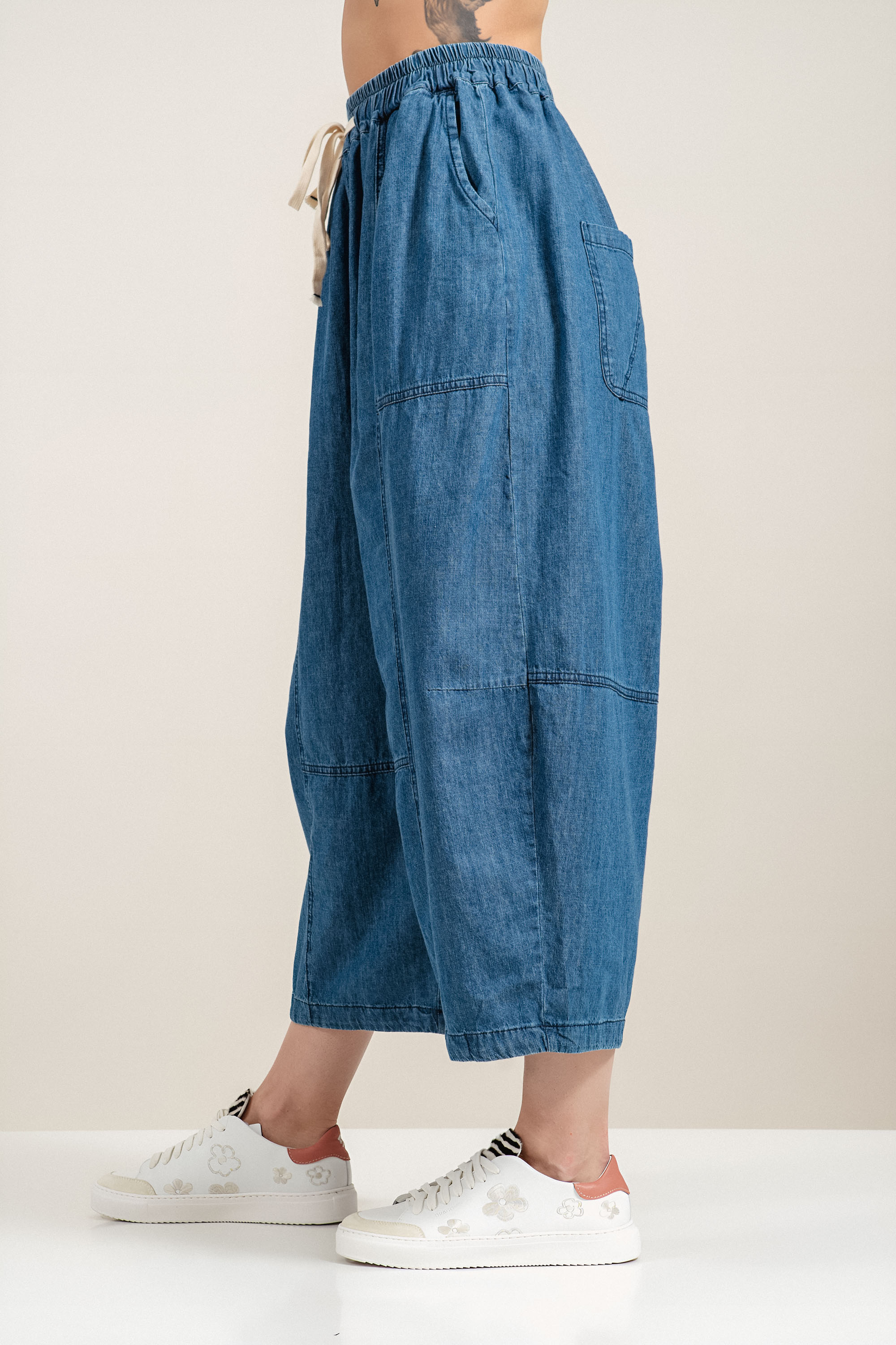 Дамски дънки в тънък син деним с ластик, връзки и свободна кройка