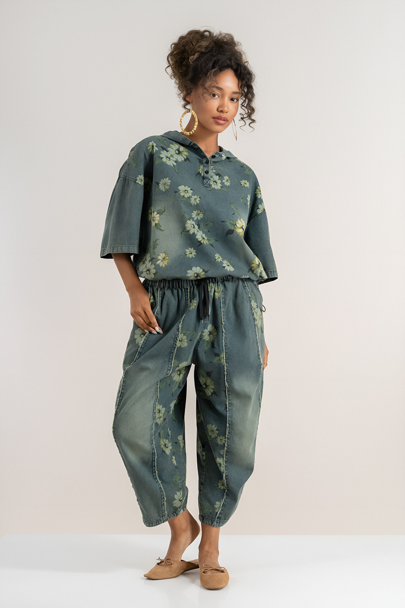 Дамски дънков комплект с блуза и панталон с принт маргаритки