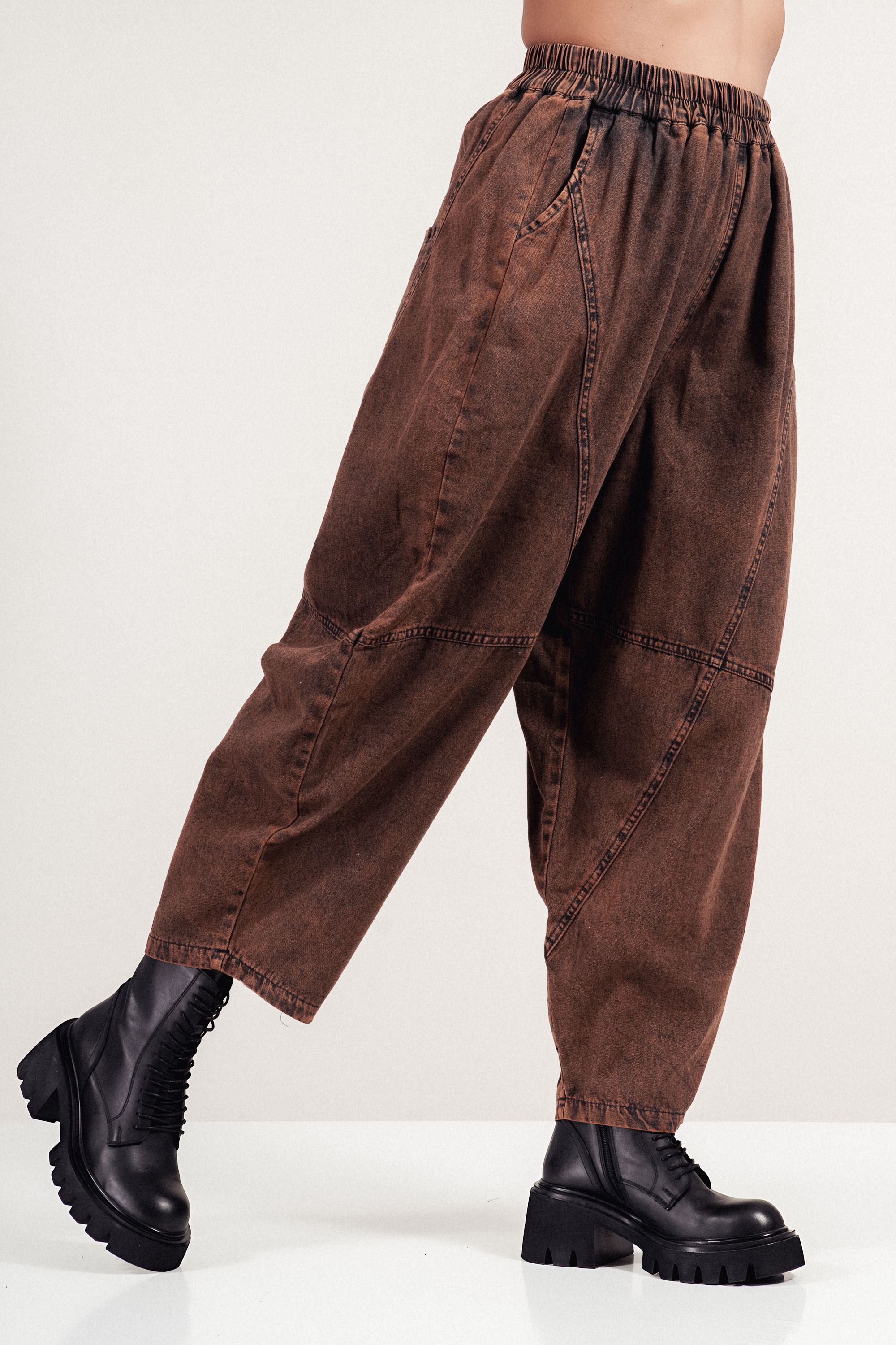 Дамски кафяви дънки със свободна кройка и ластик в талията