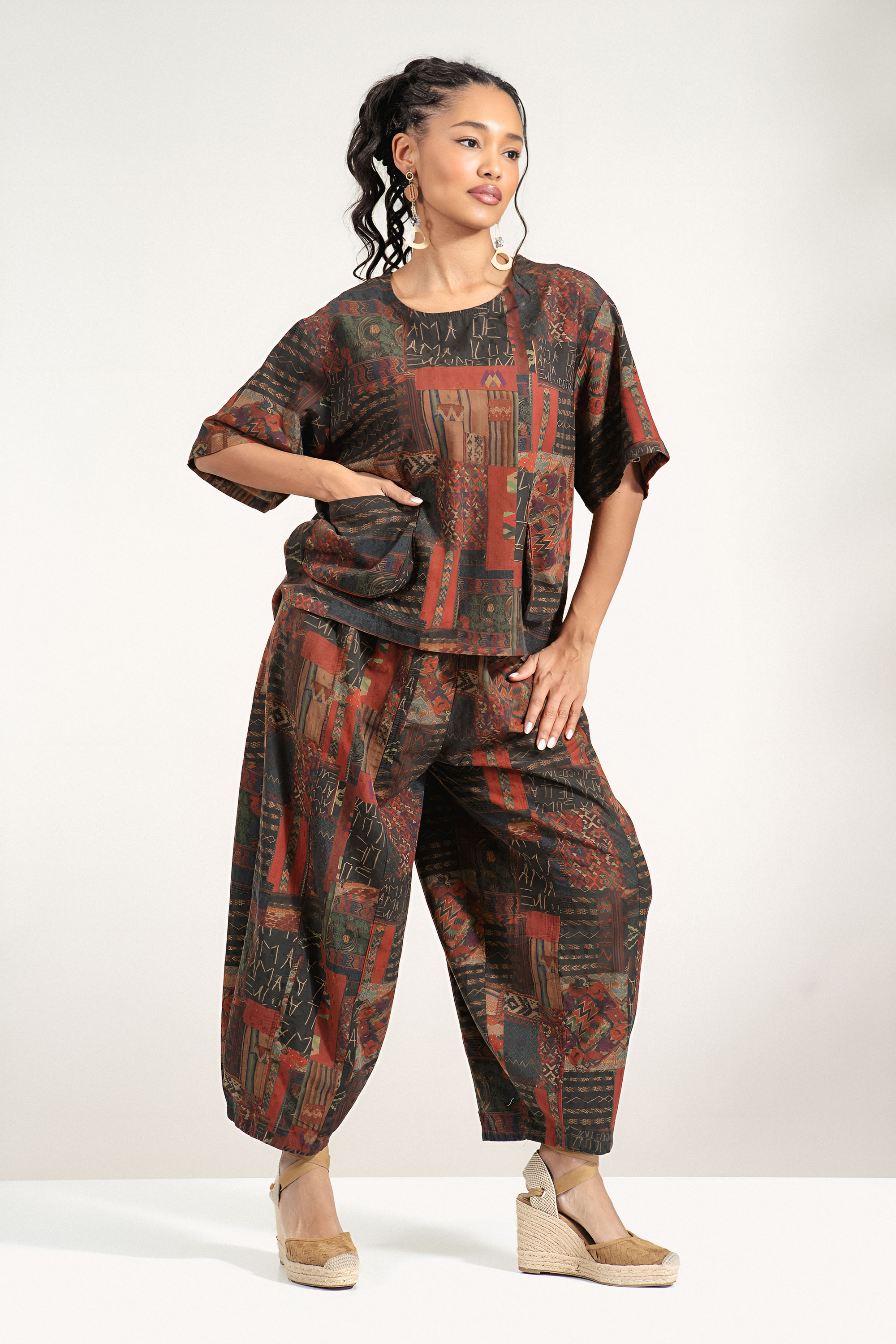 Дамски комплект от блуза и панталон с етно принт и ластична талия