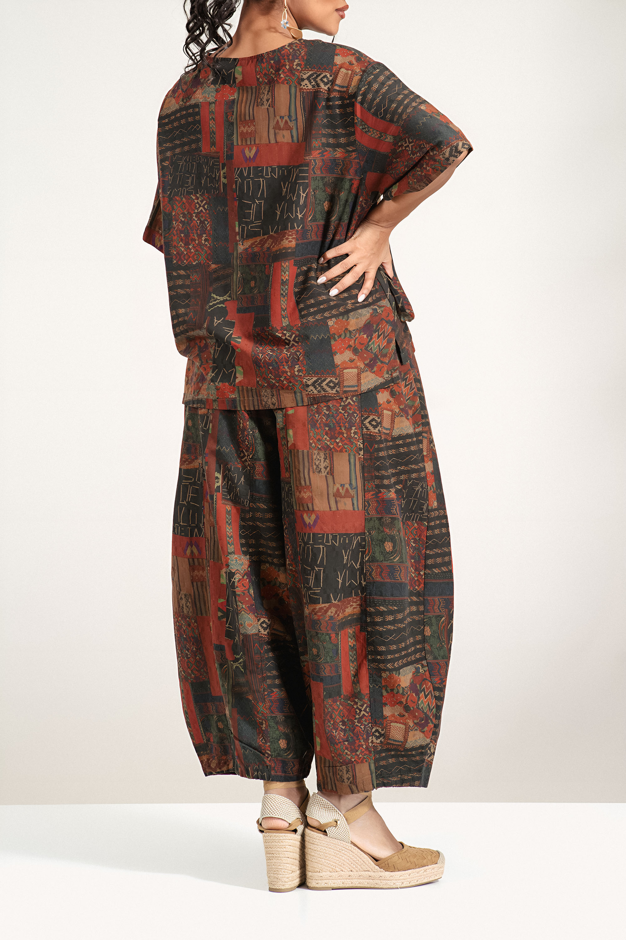 Дамски комплект от блуза и панталон с етно принт и ластична талия